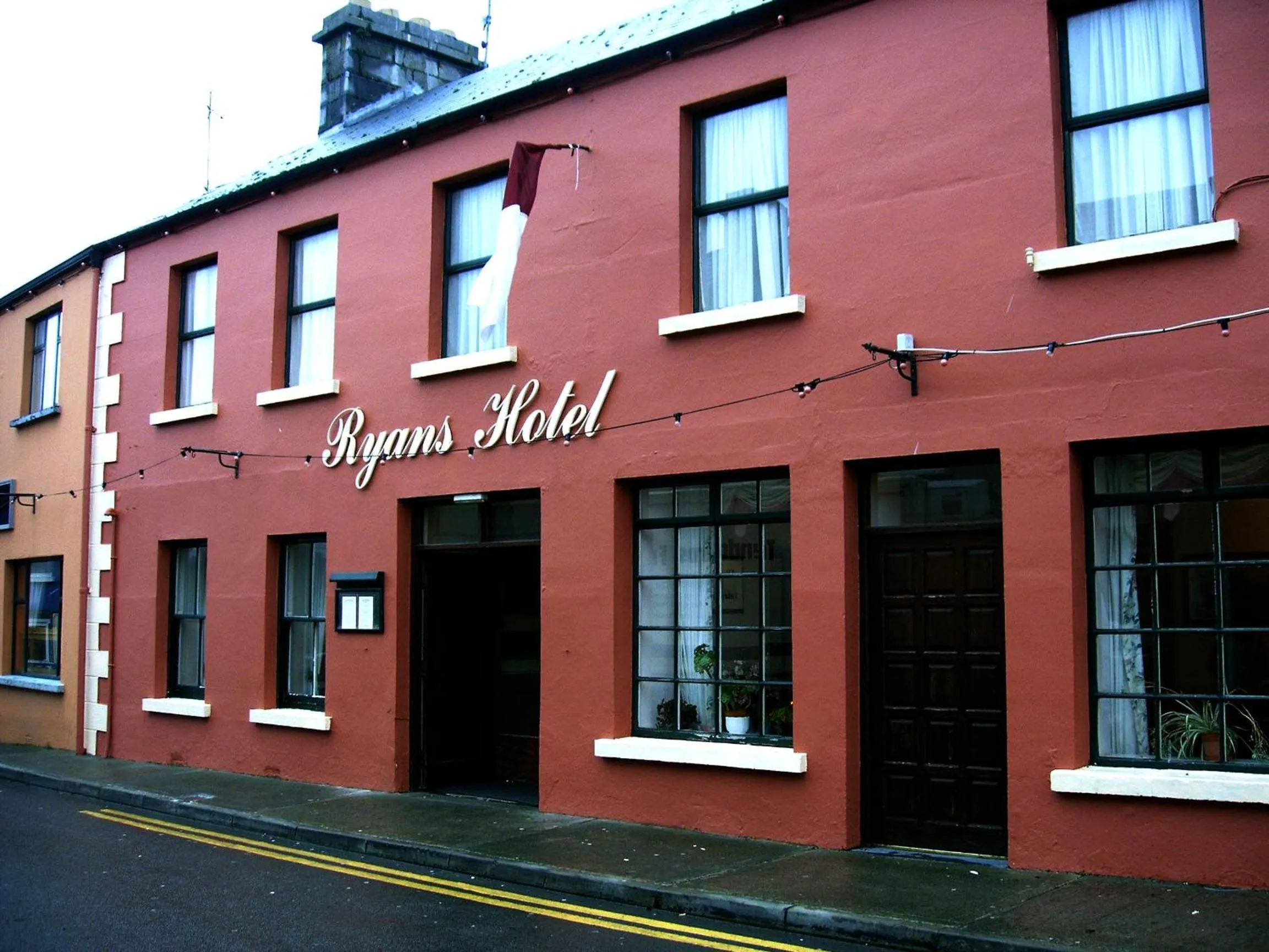Facade/entrance in Ryan's Hotel