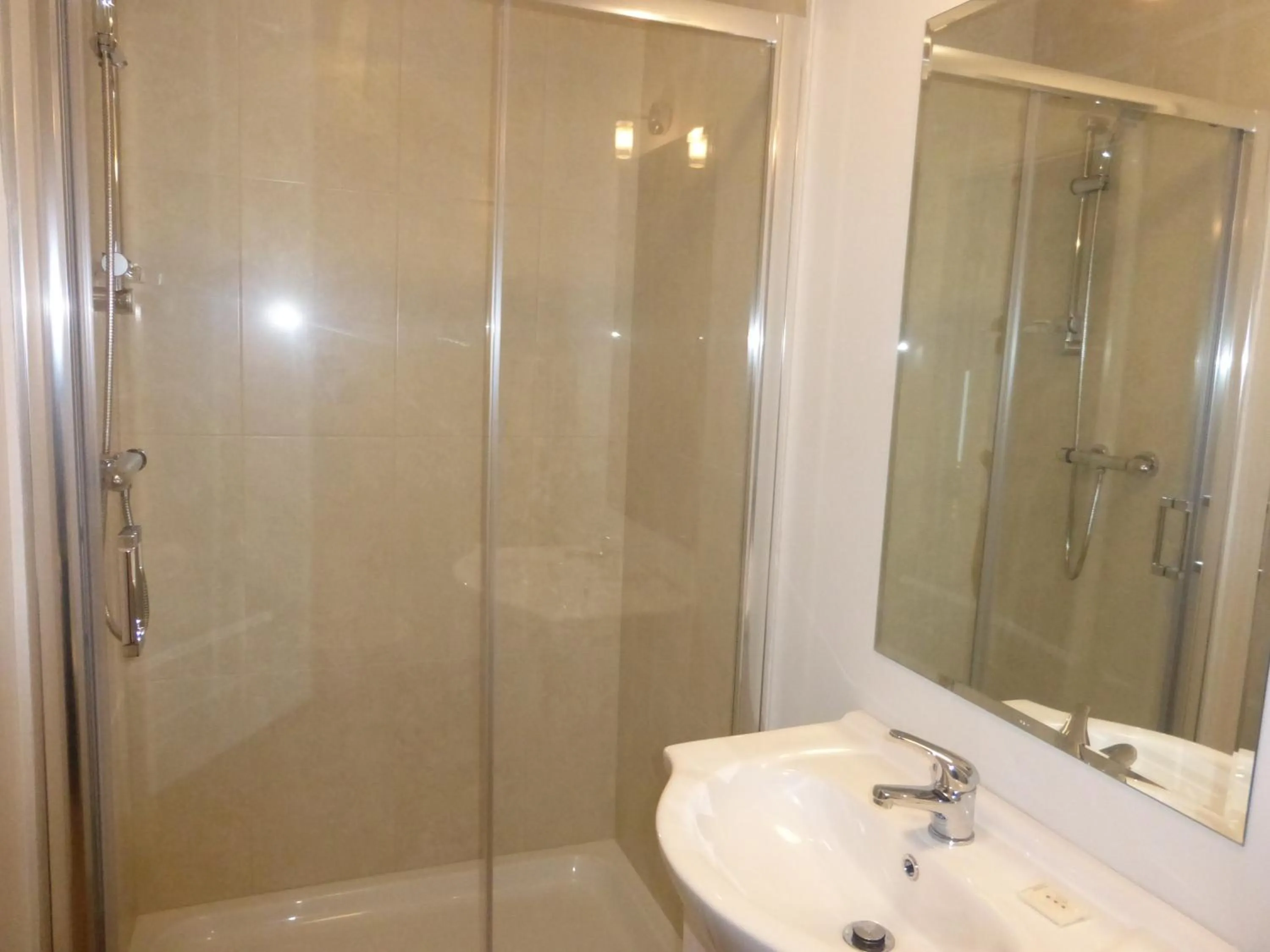 Shower in Ryan's Hotel