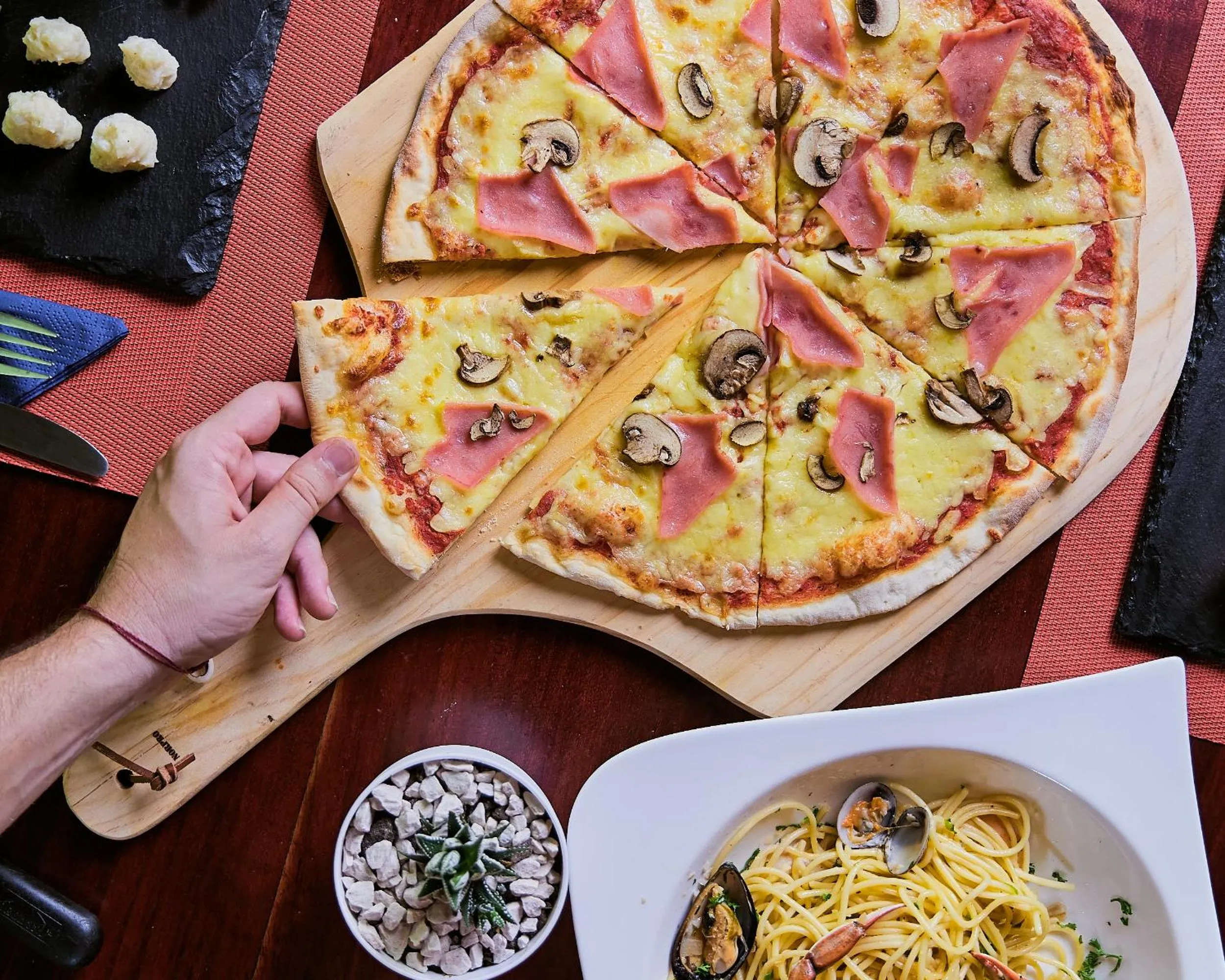 Restaurant/places to eat in Shawandha Lodge