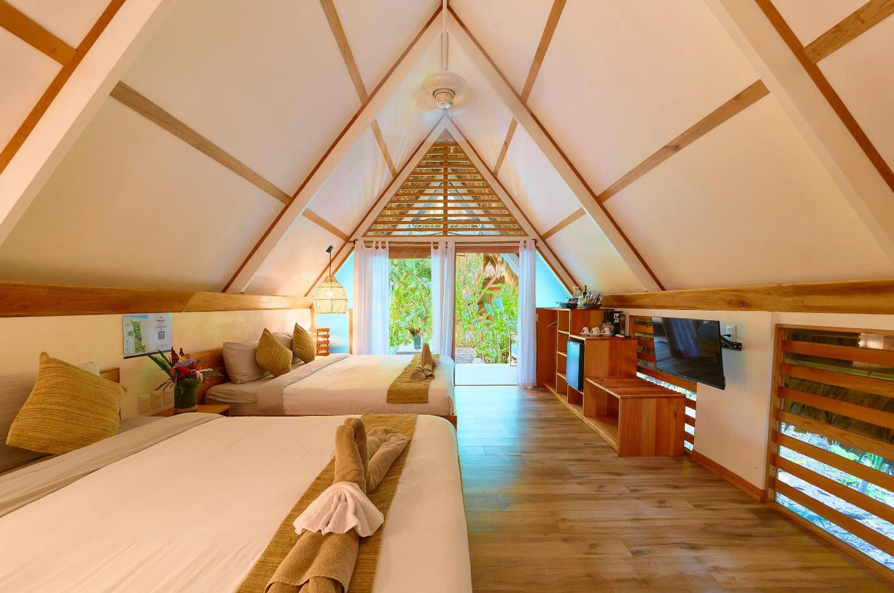 Communal lounge/ TV room, Bed in Shawandha Lodge