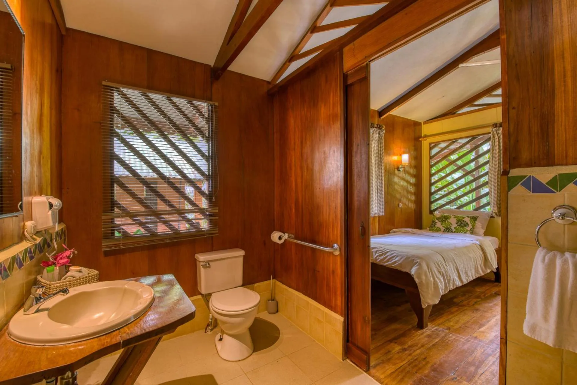 Bathroom, Bed in Shawandha Lodge