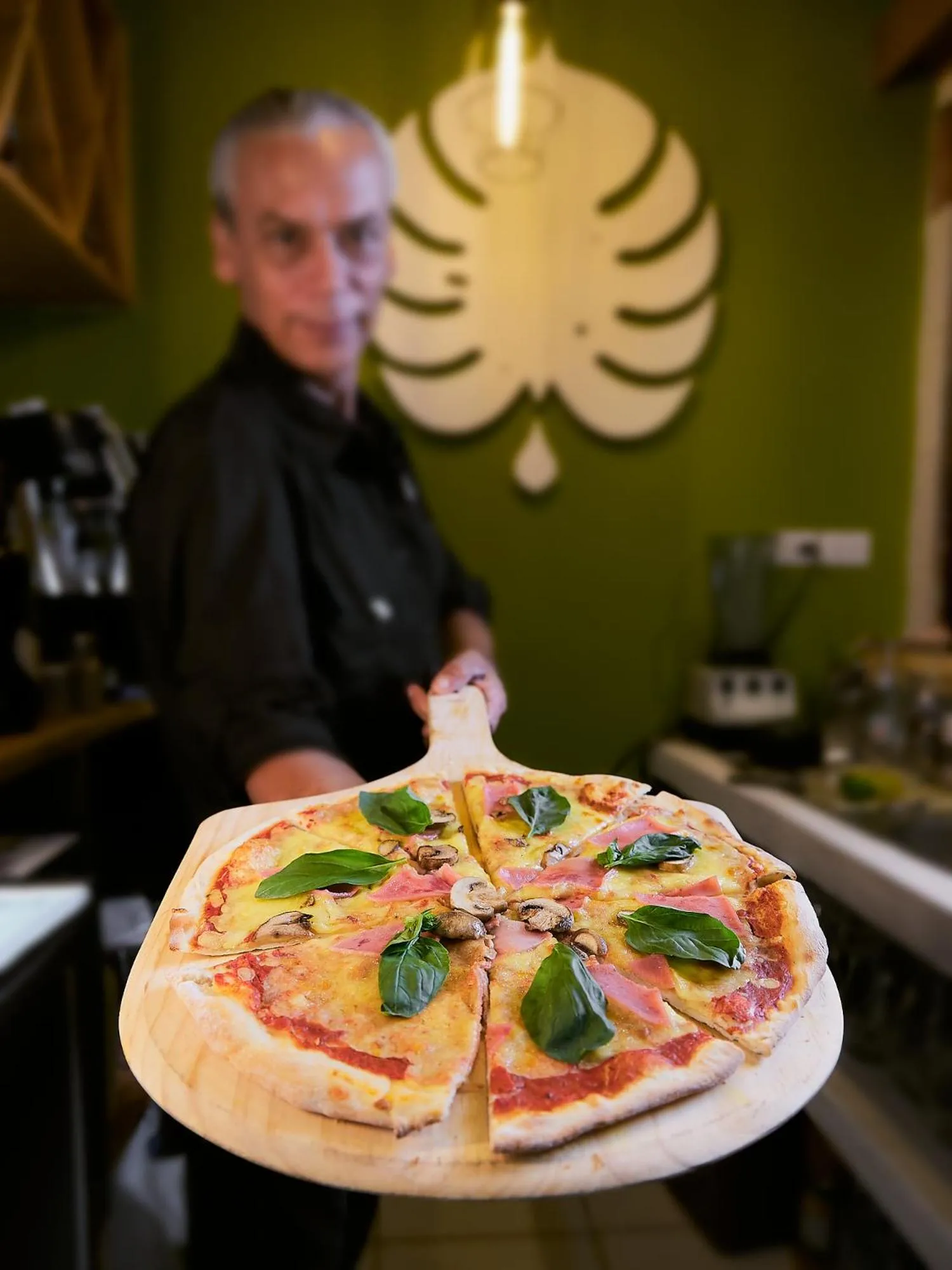 Restaurant/places to eat in Shawandha Lodge