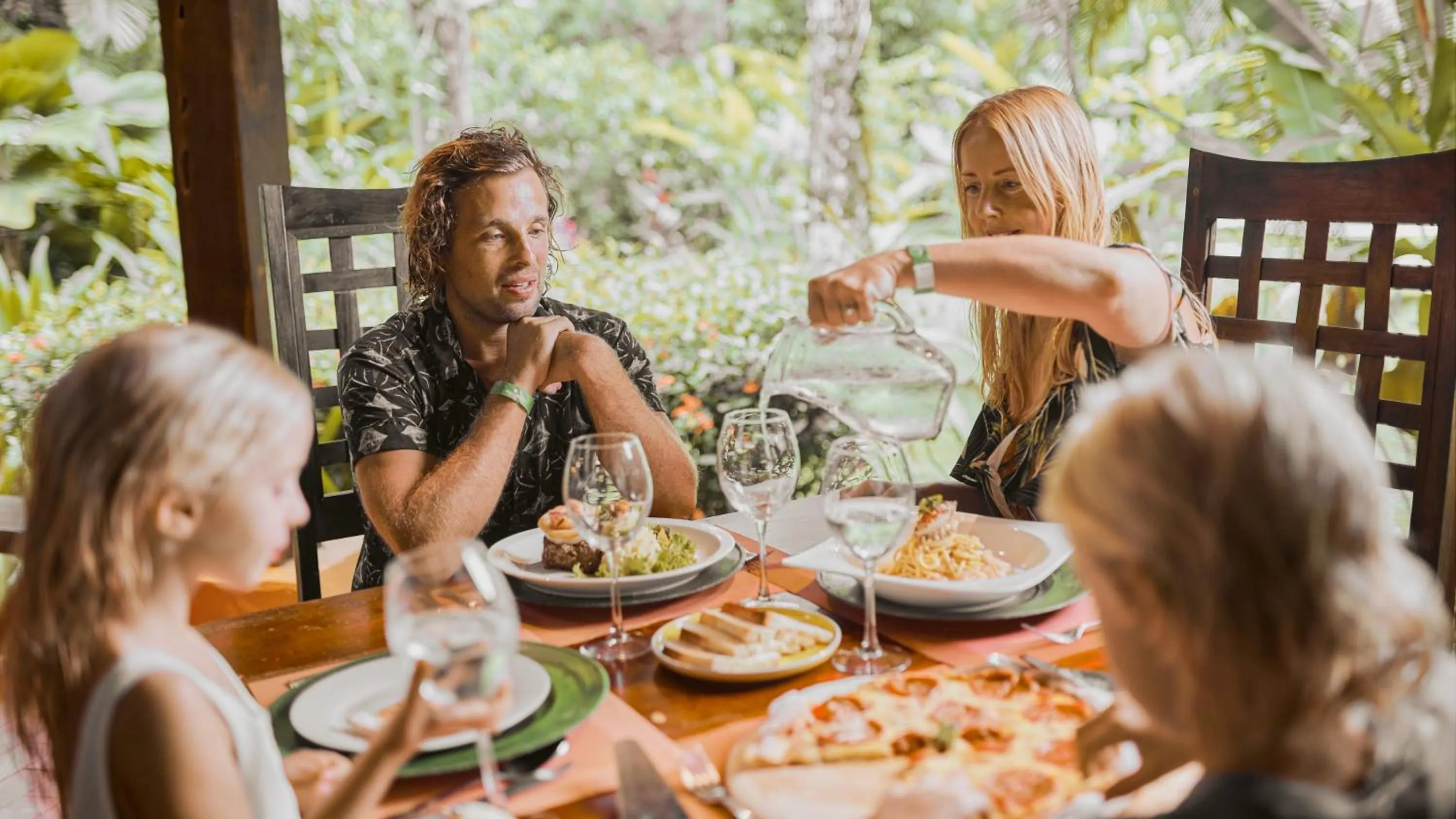 Restaurant/places to eat in Shawandha Lodge