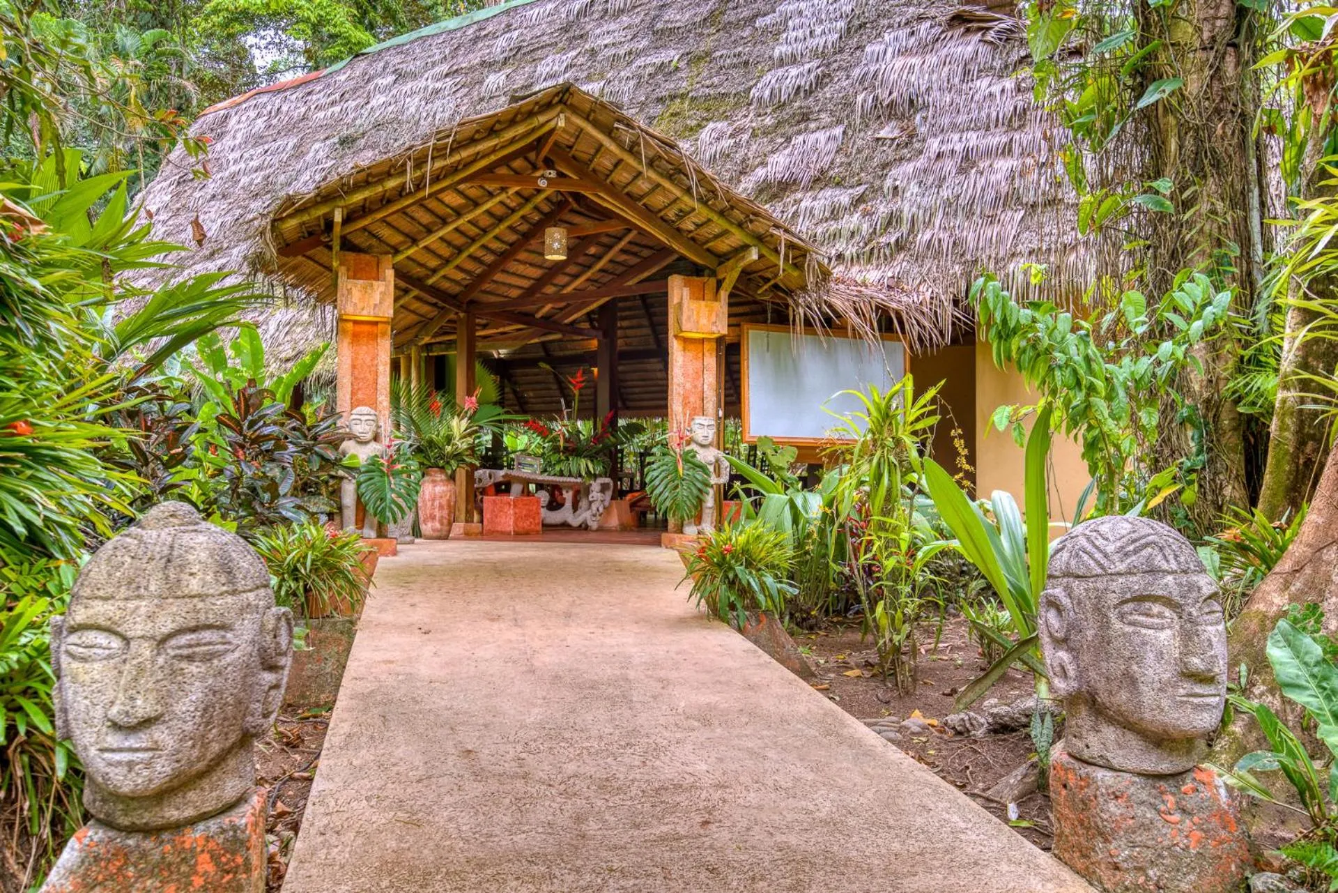 Facade/entrance in Shawandha Lodge
