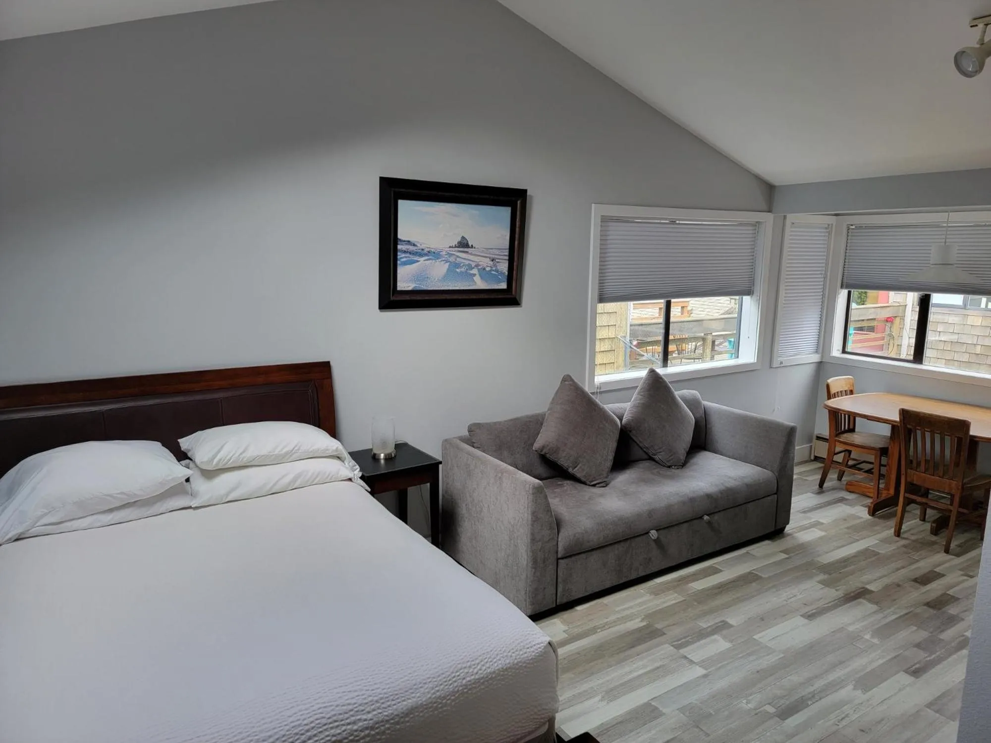 Photo of the whole room, Bed in The Waves