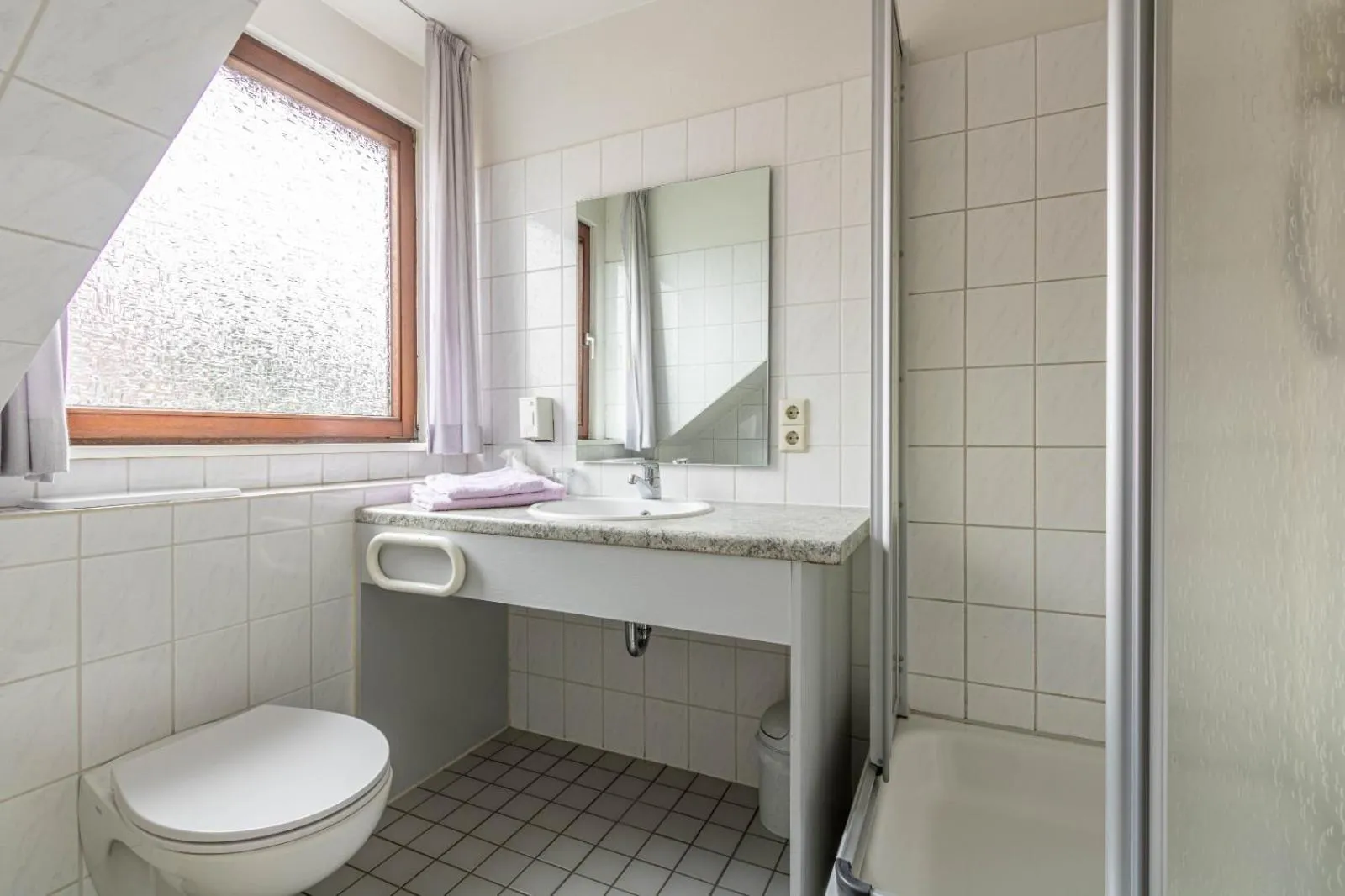 Shower in MonAppart Hotel