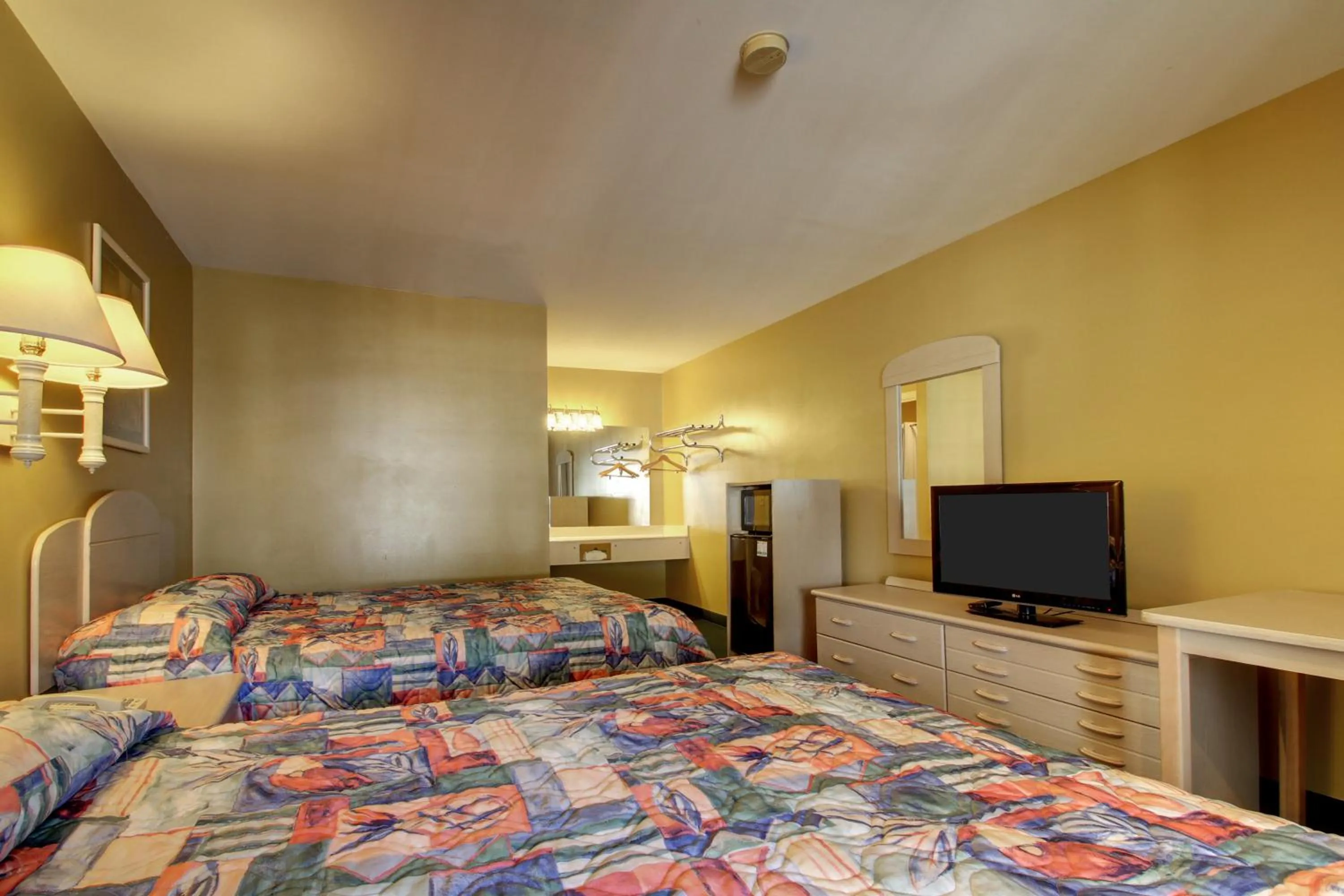 Bed in Key West Inn - Childersburg