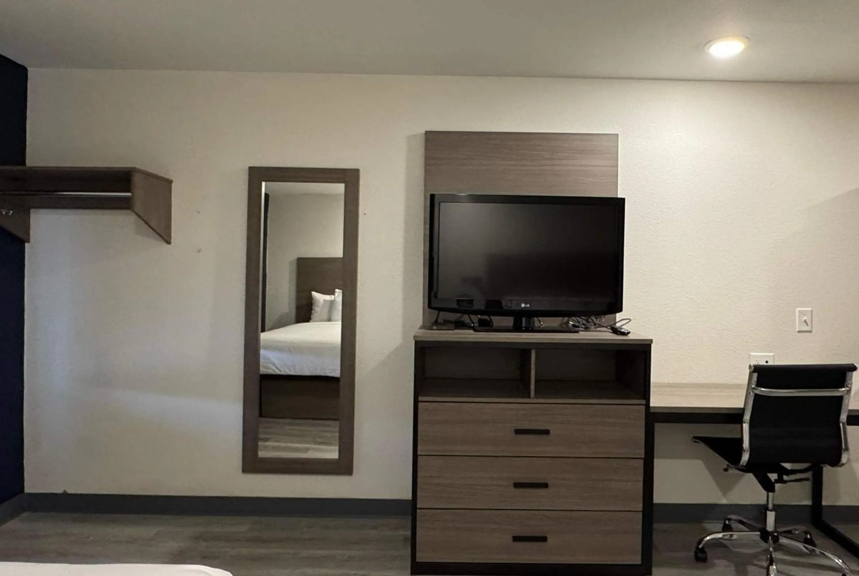 Photo of the whole room, Bed in Baymont by Wyndham Dickinson