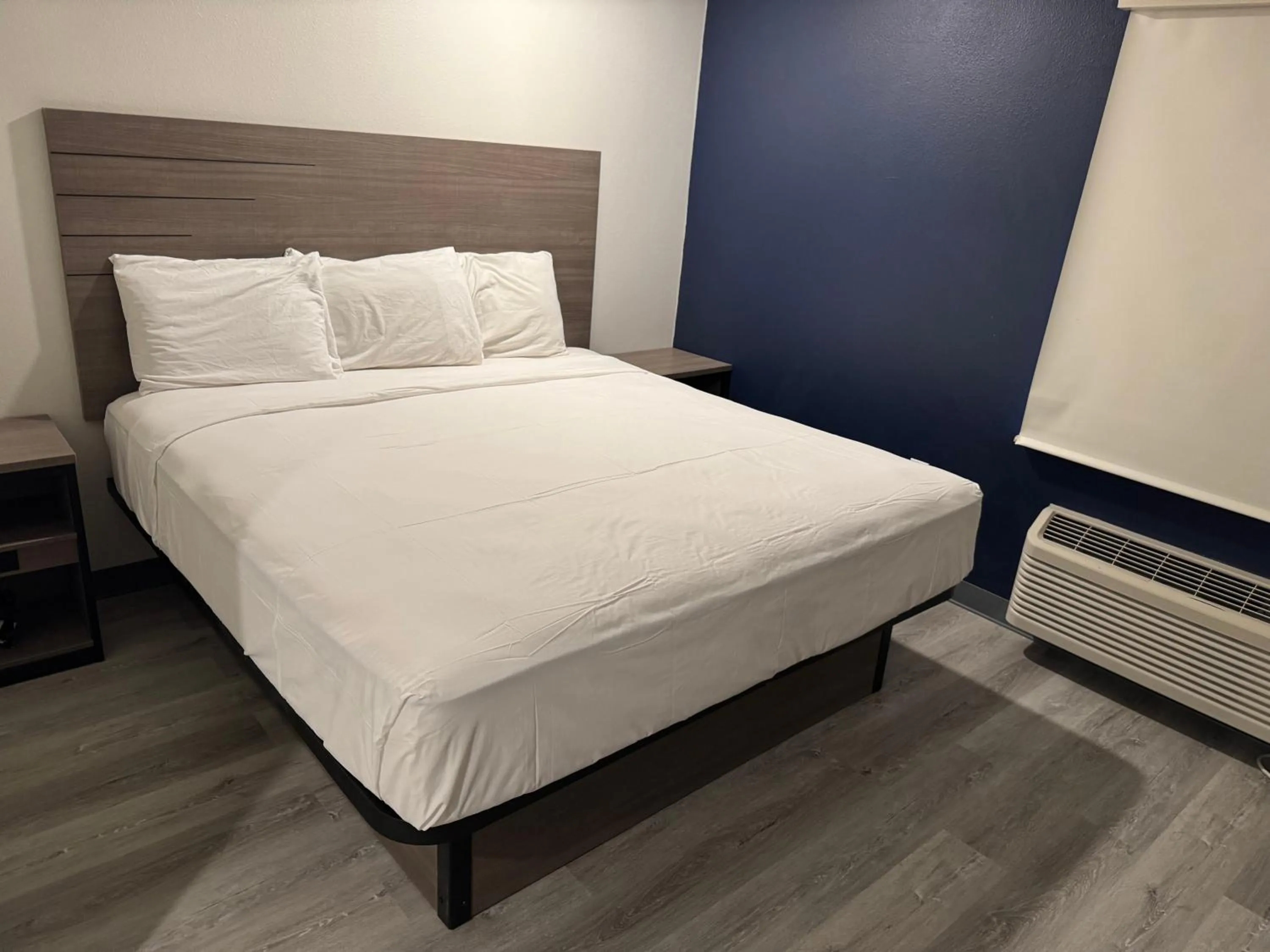 Bedroom, Bed in Baymont by Wyndham Dickinson