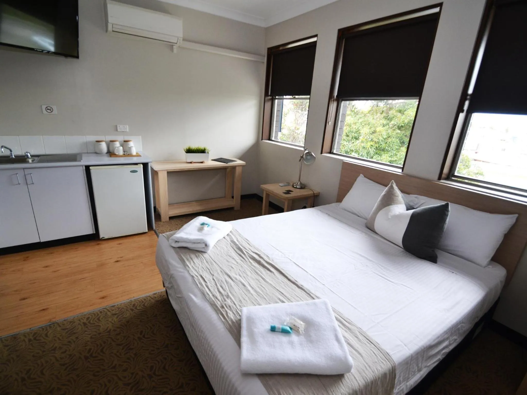 Bedroom, Bed in Crossroads Hotel