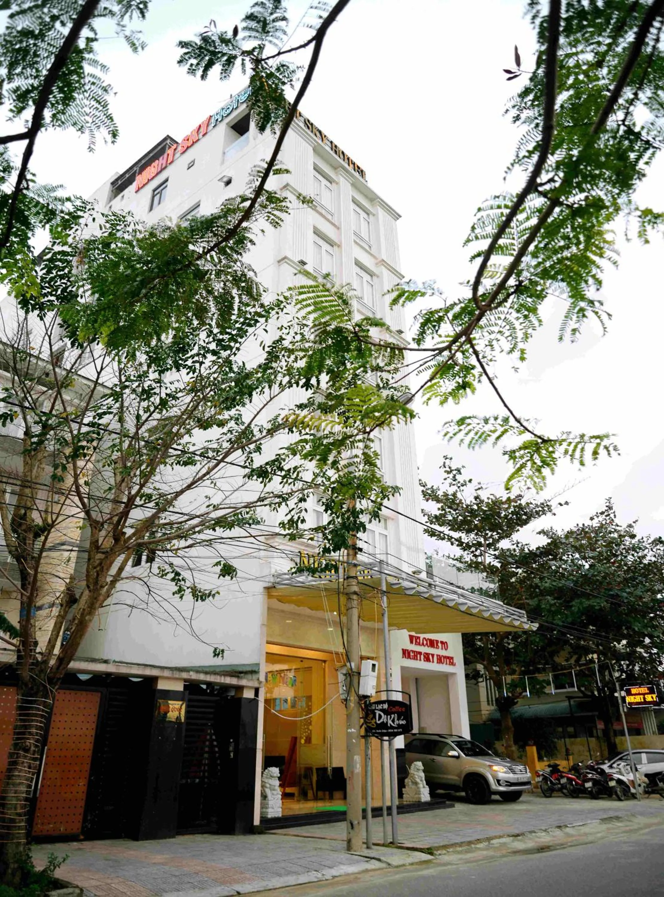 Neighbourhood in Night Sky Hotel