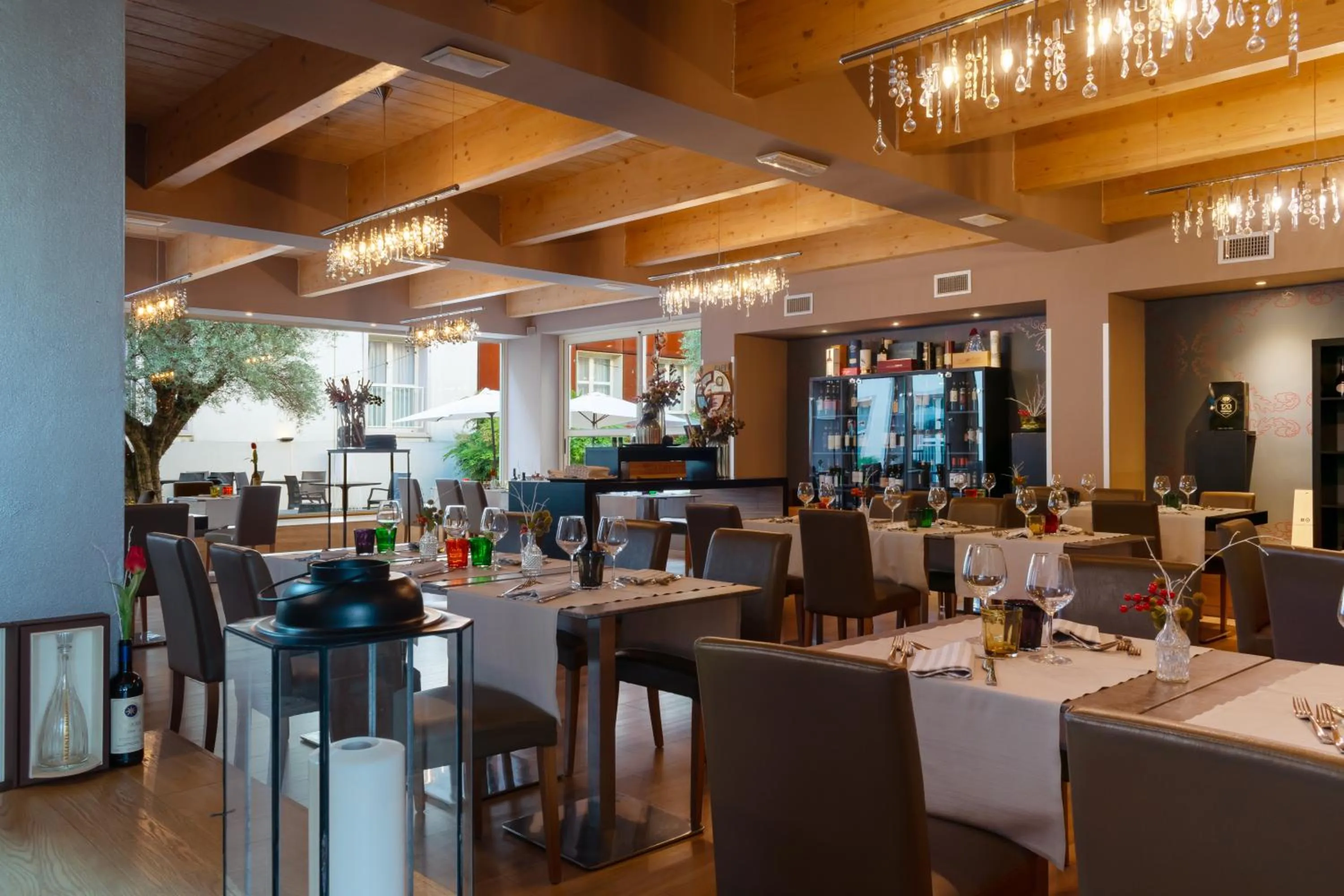 Restaurant/places to eat in Admiral Park Hotel by Falco D'Oro Hotels