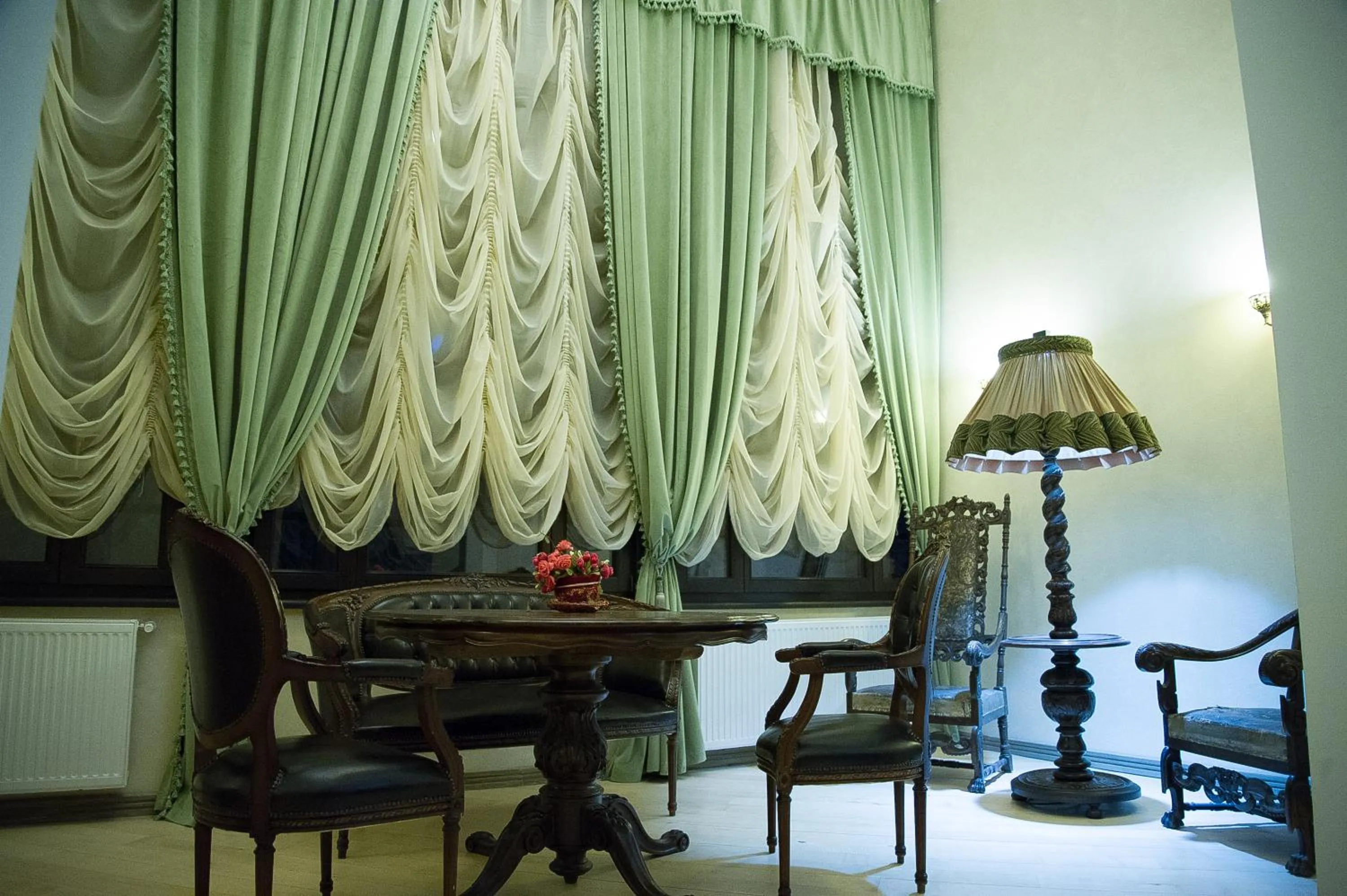 Library in Regal 1880