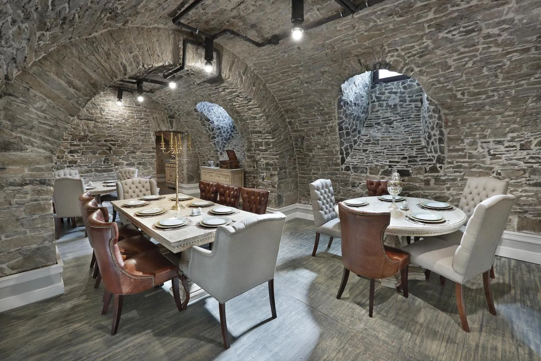 Breakfast in Regal 1880