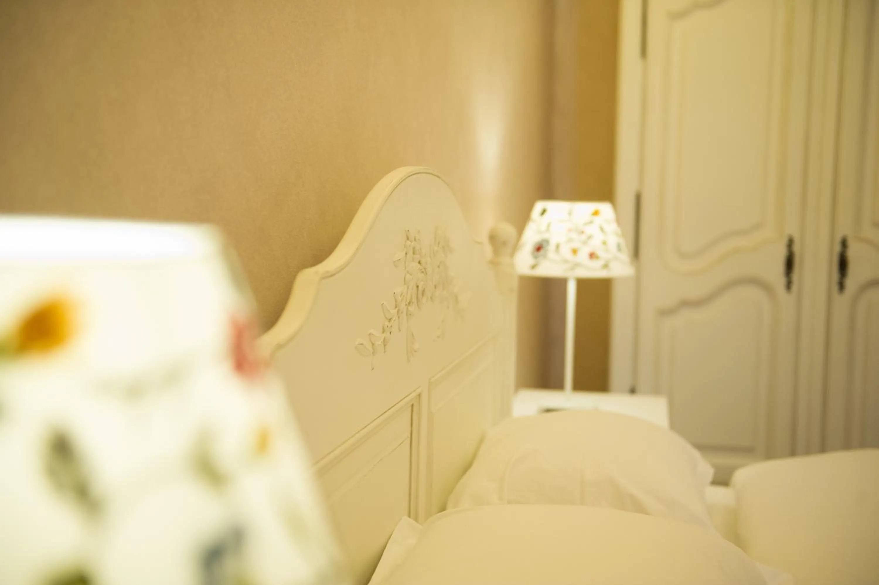 Bedroom, Bed in Regal 1880