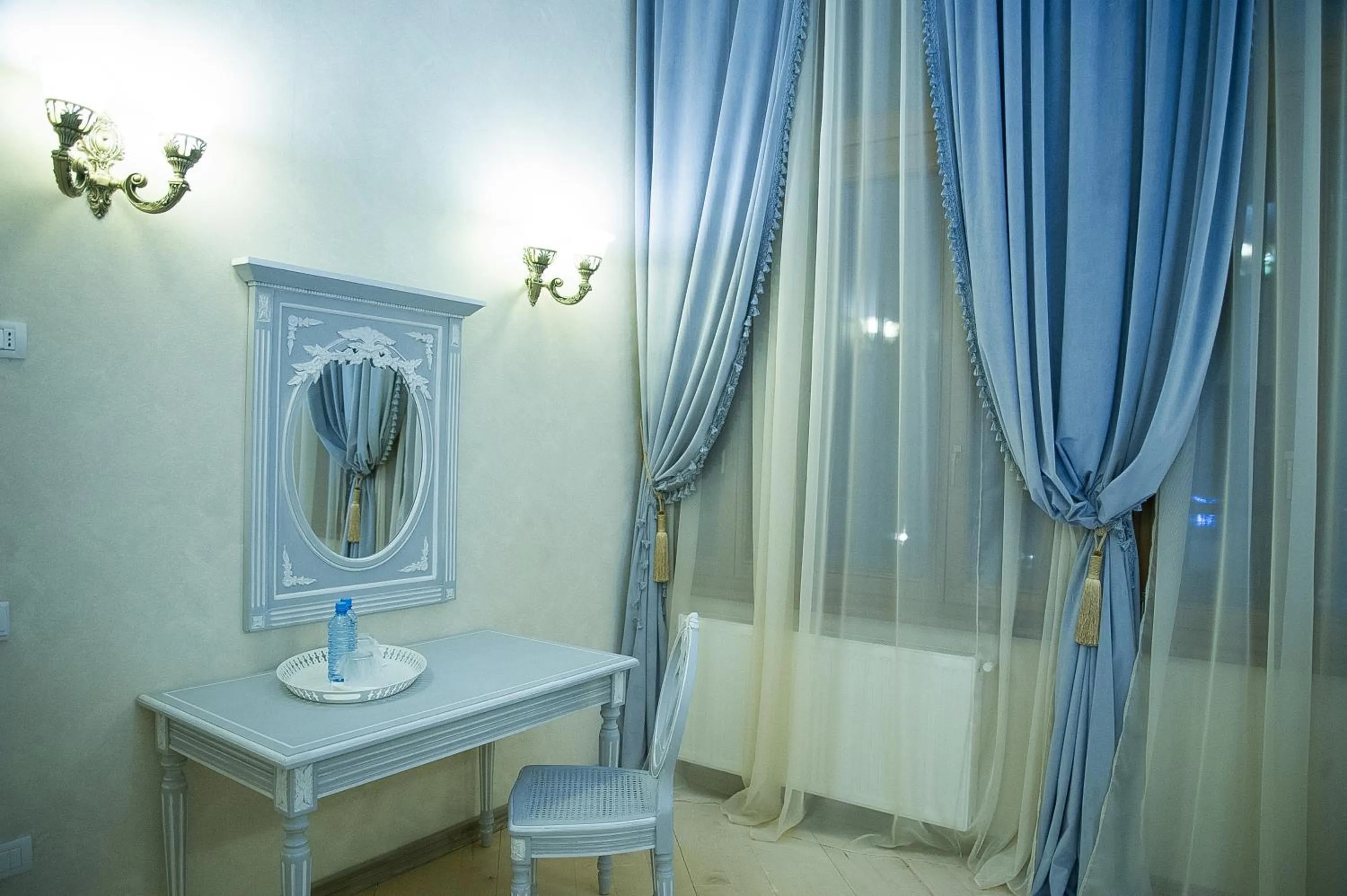 Decorative detail in Regal 1880