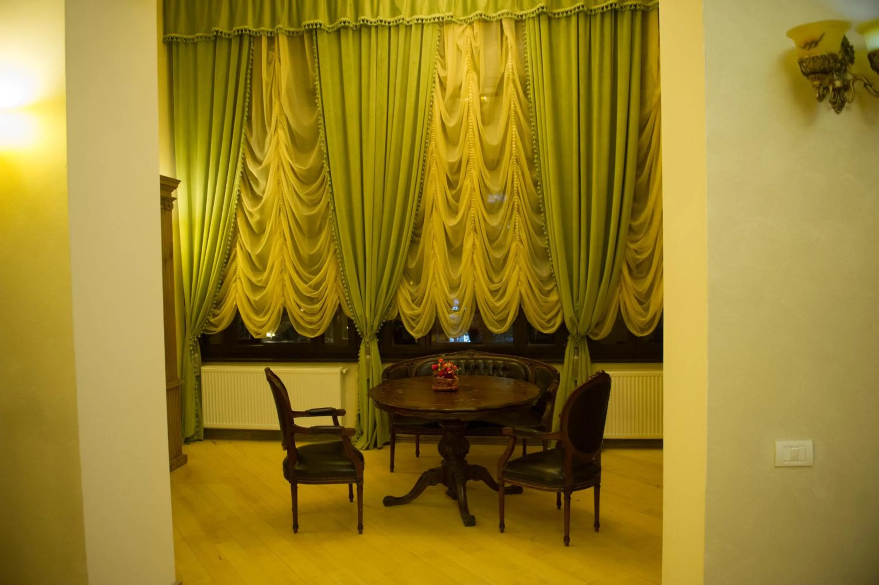 Library in Regal 1880