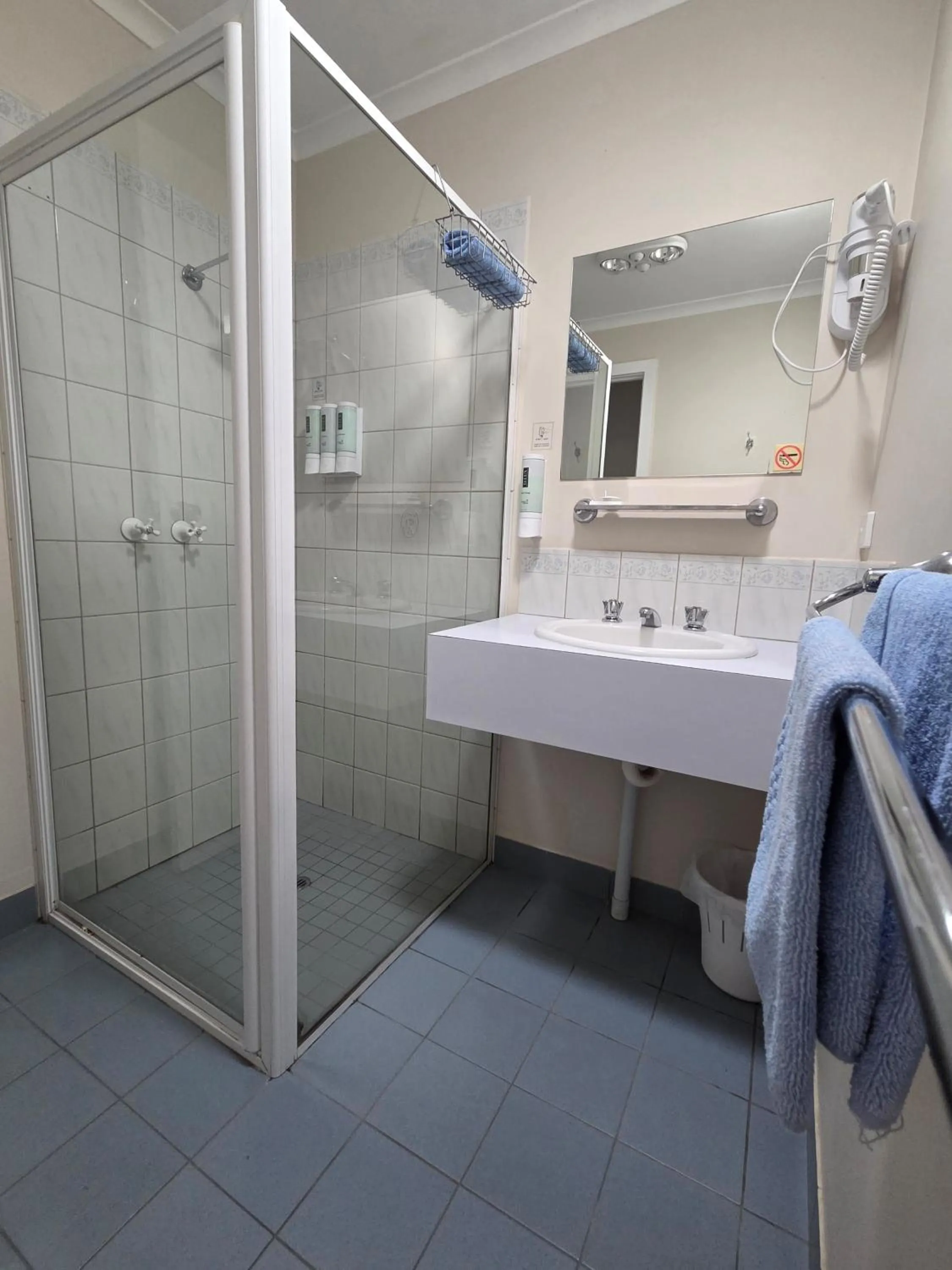 Bathroom in Mansfield Travellers Lodge