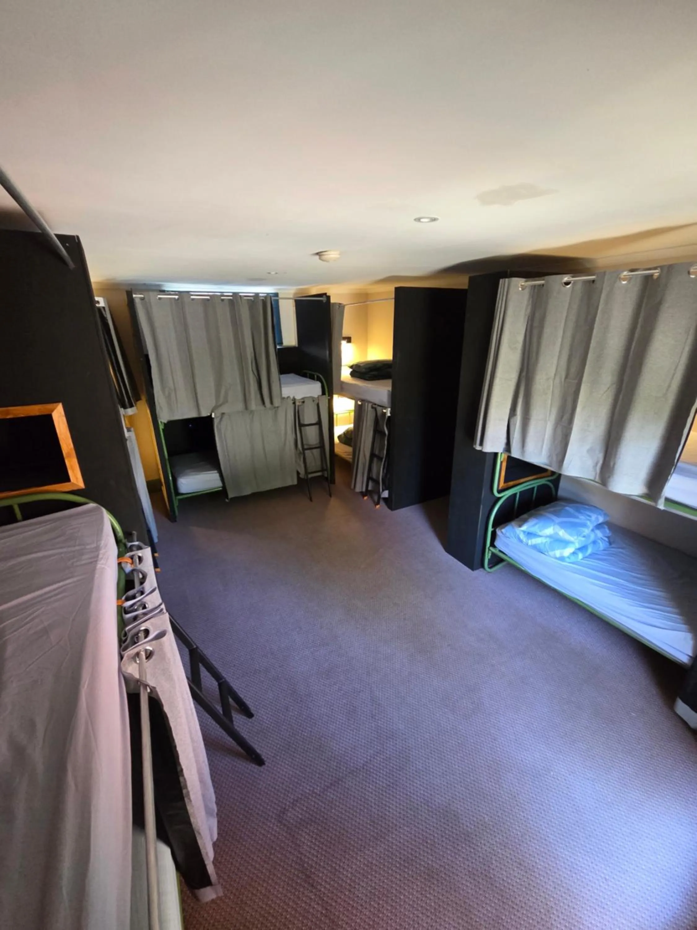 bunk bed, Bed in Mansfield Travellers Lodge