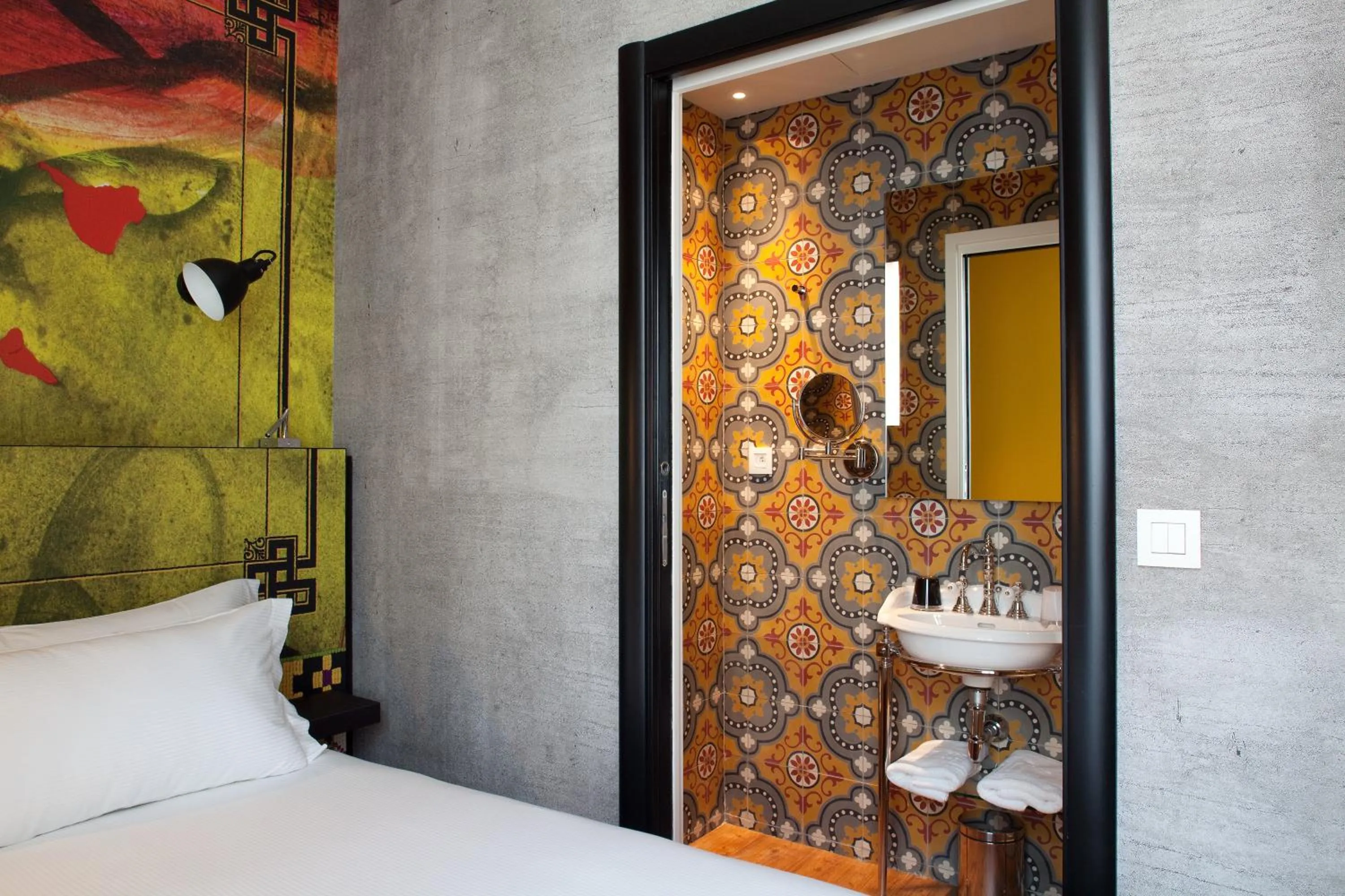 Bathroom, Bed in Hotel L’Antoine