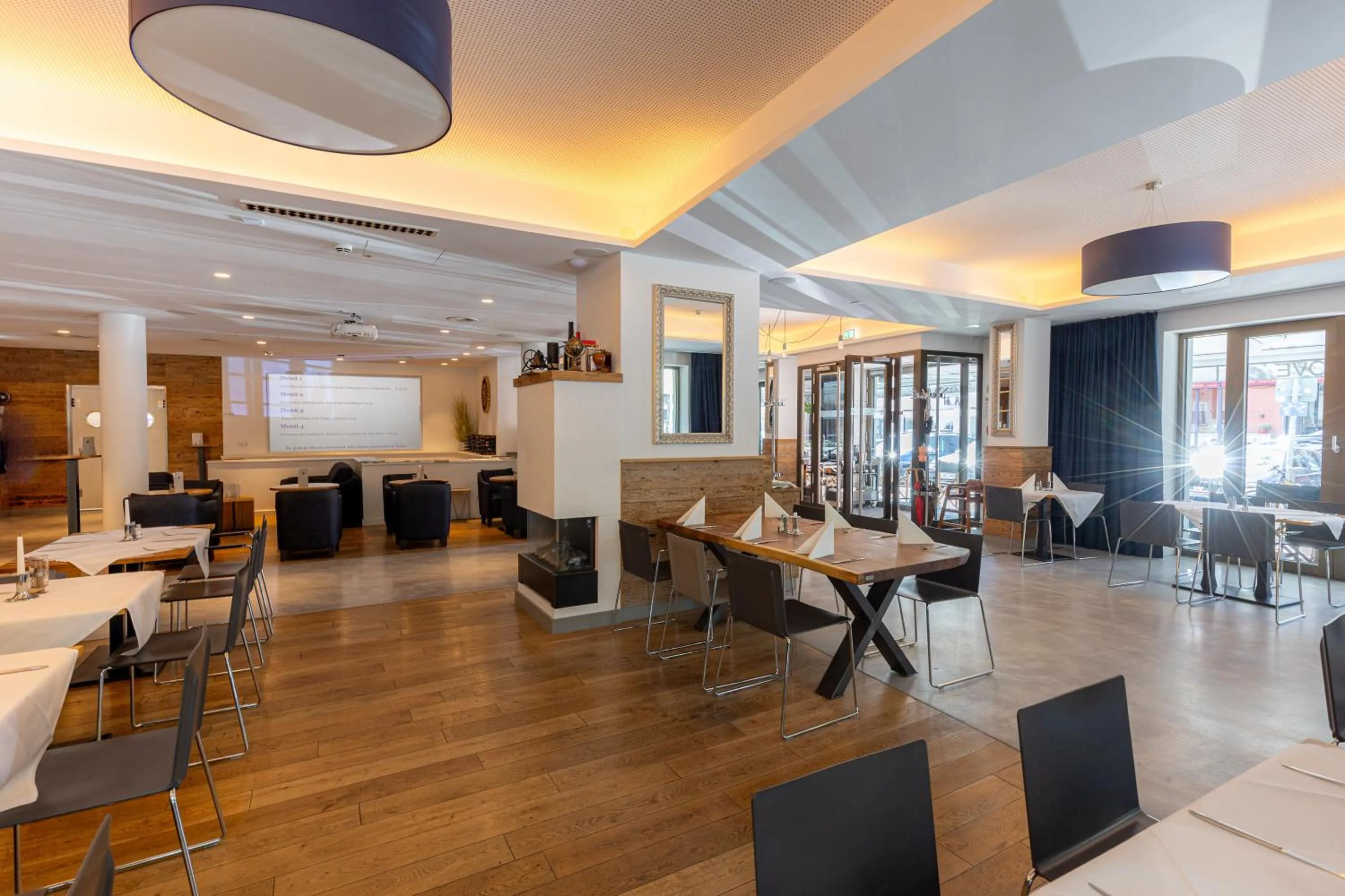 Restaurant/places to eat in Bayer 89 Vi Vadi Hotel