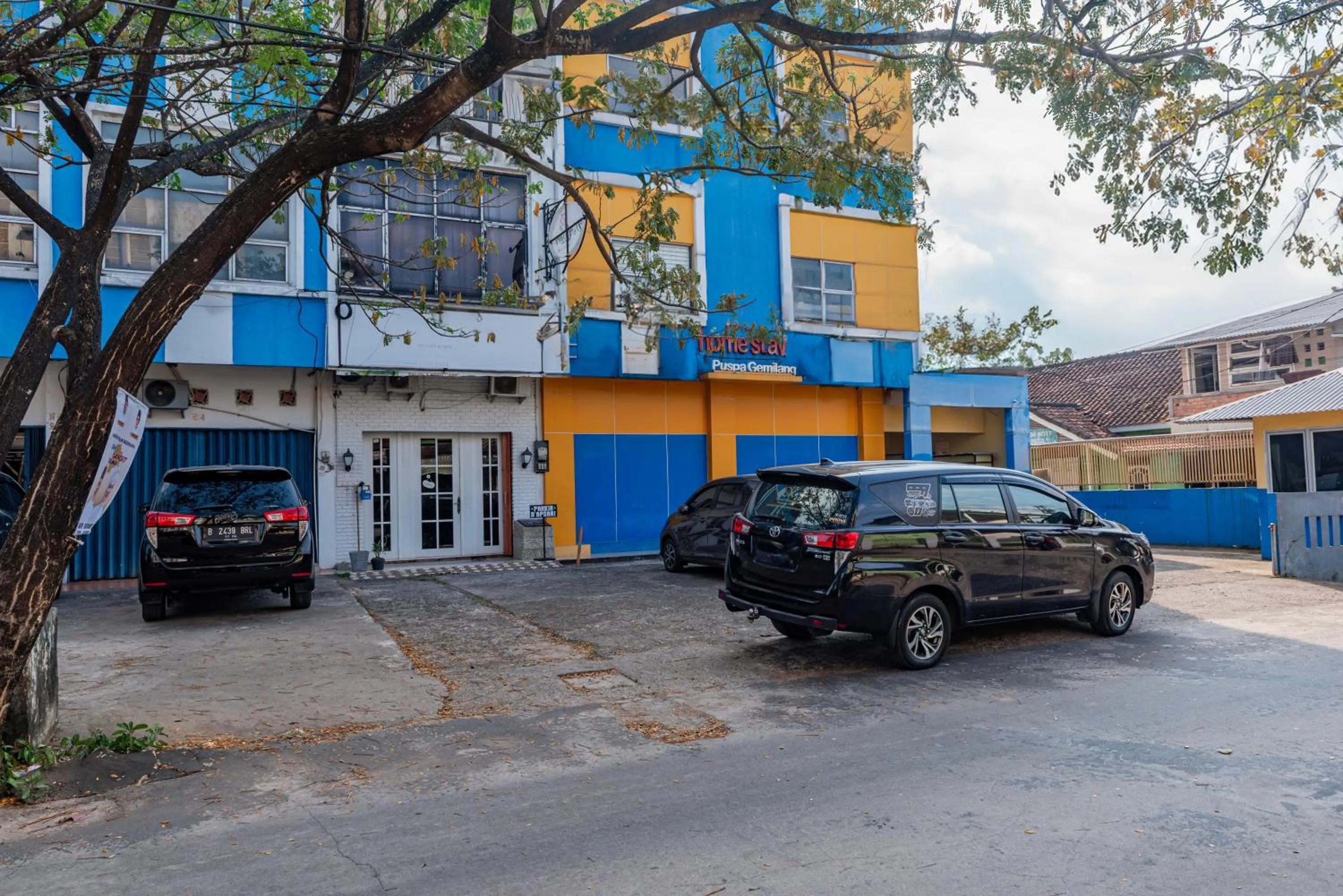 Facade/entrance in Hotel O Homestay Puspa Gemilang Syariah