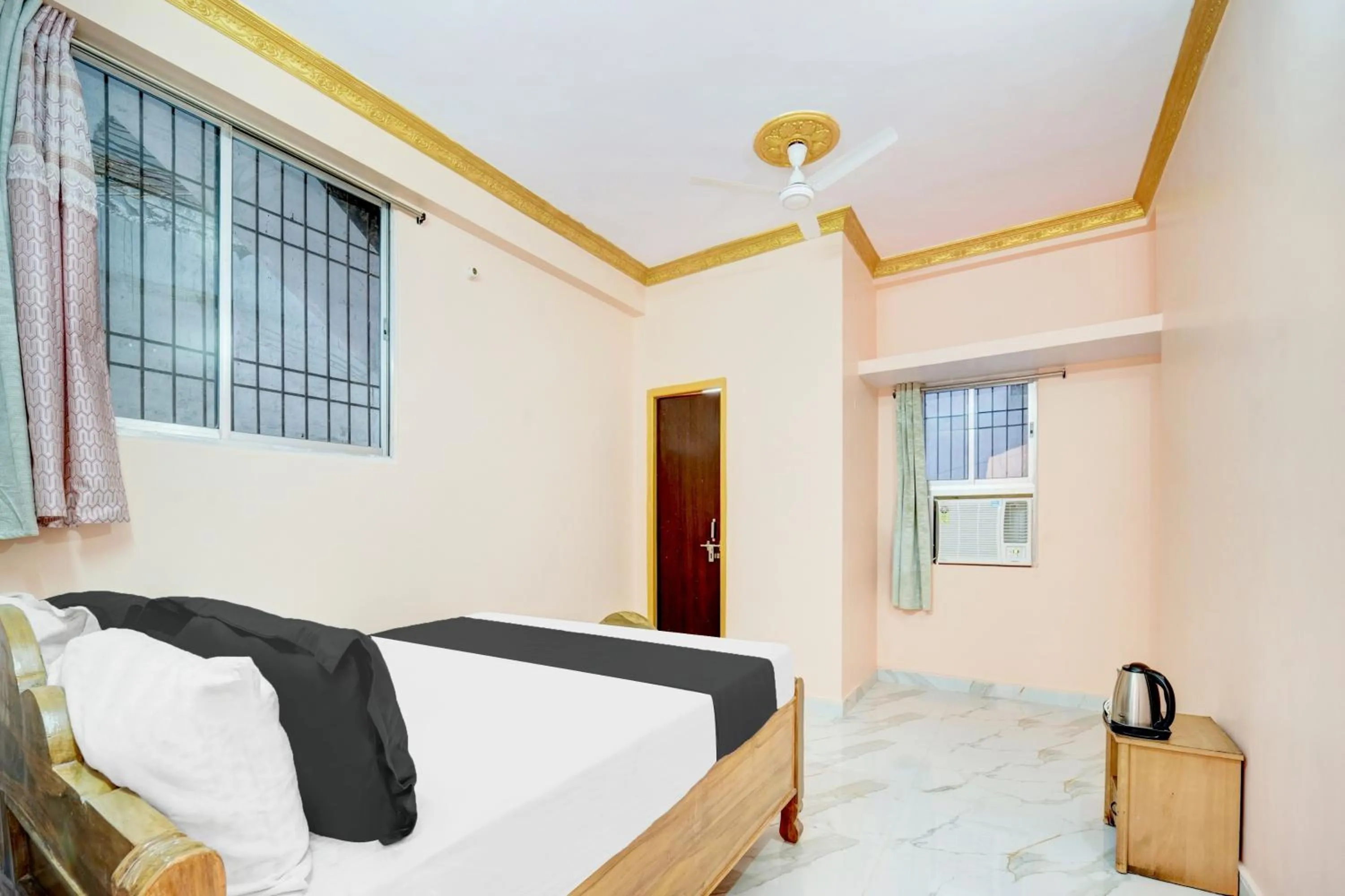 Bedroom, Bed in Hotel O Patliputra Golambar