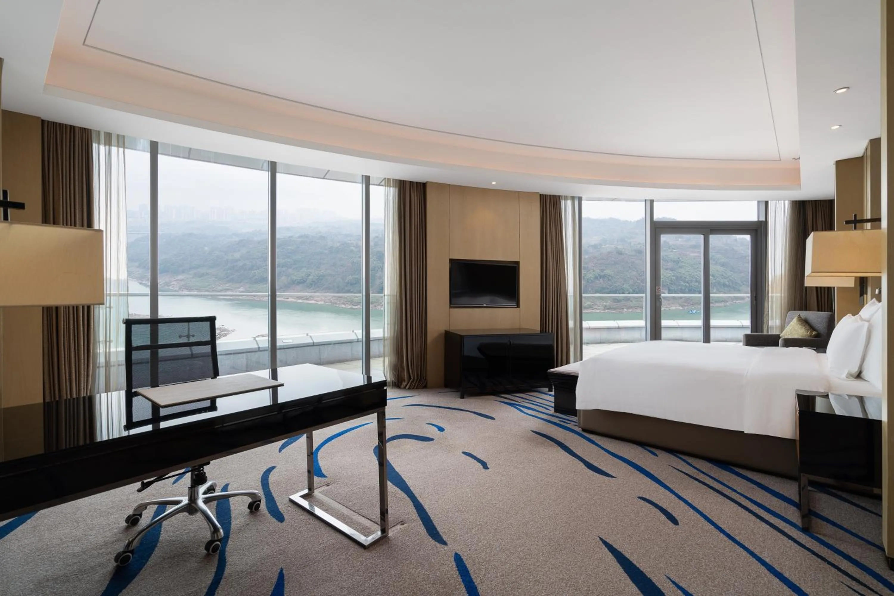 Mountain view, Bed in Wyndham Chongqing Yuelai