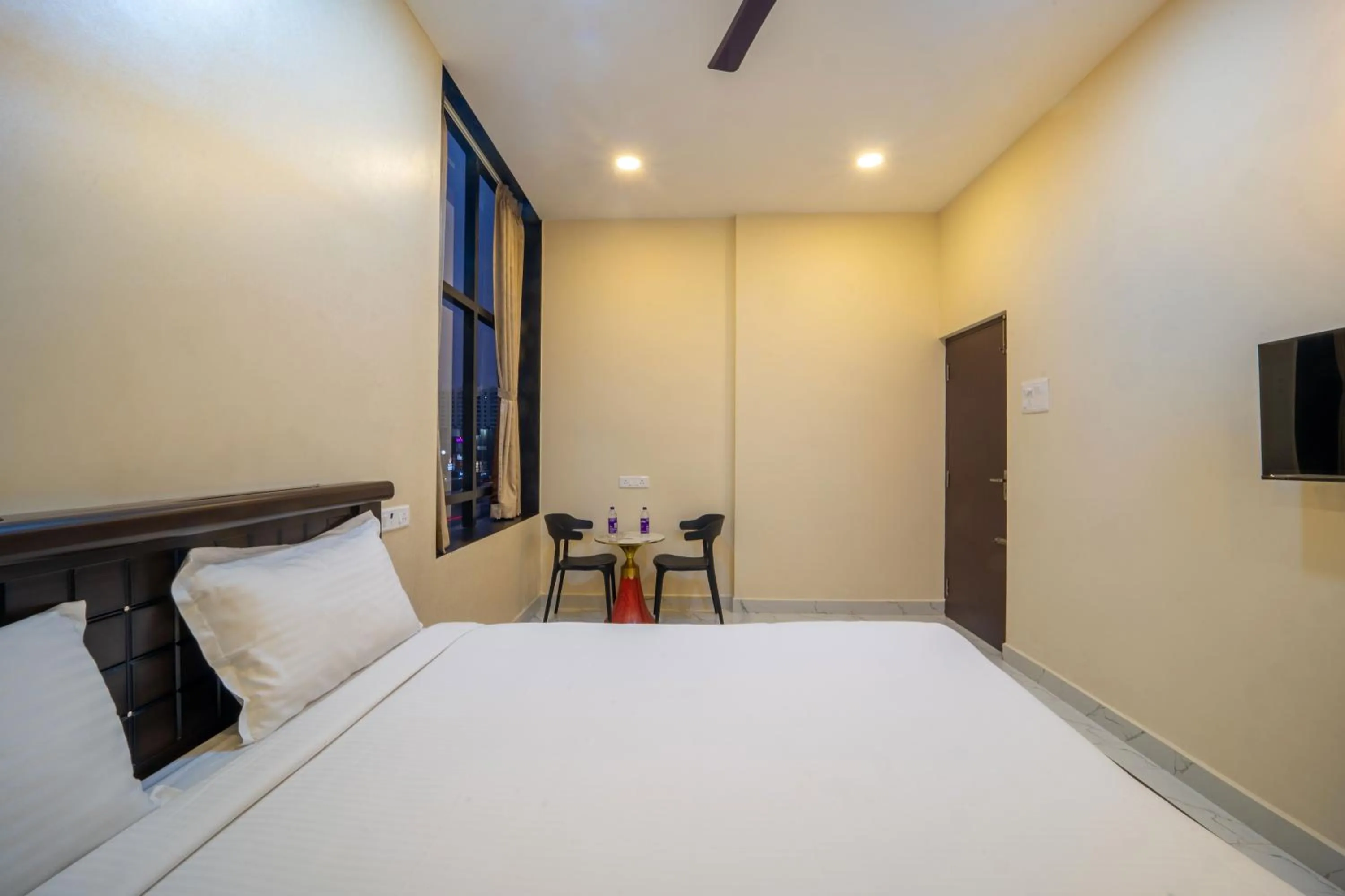 Bed in VR Paradise - Near SIPCOT Chennai OMR