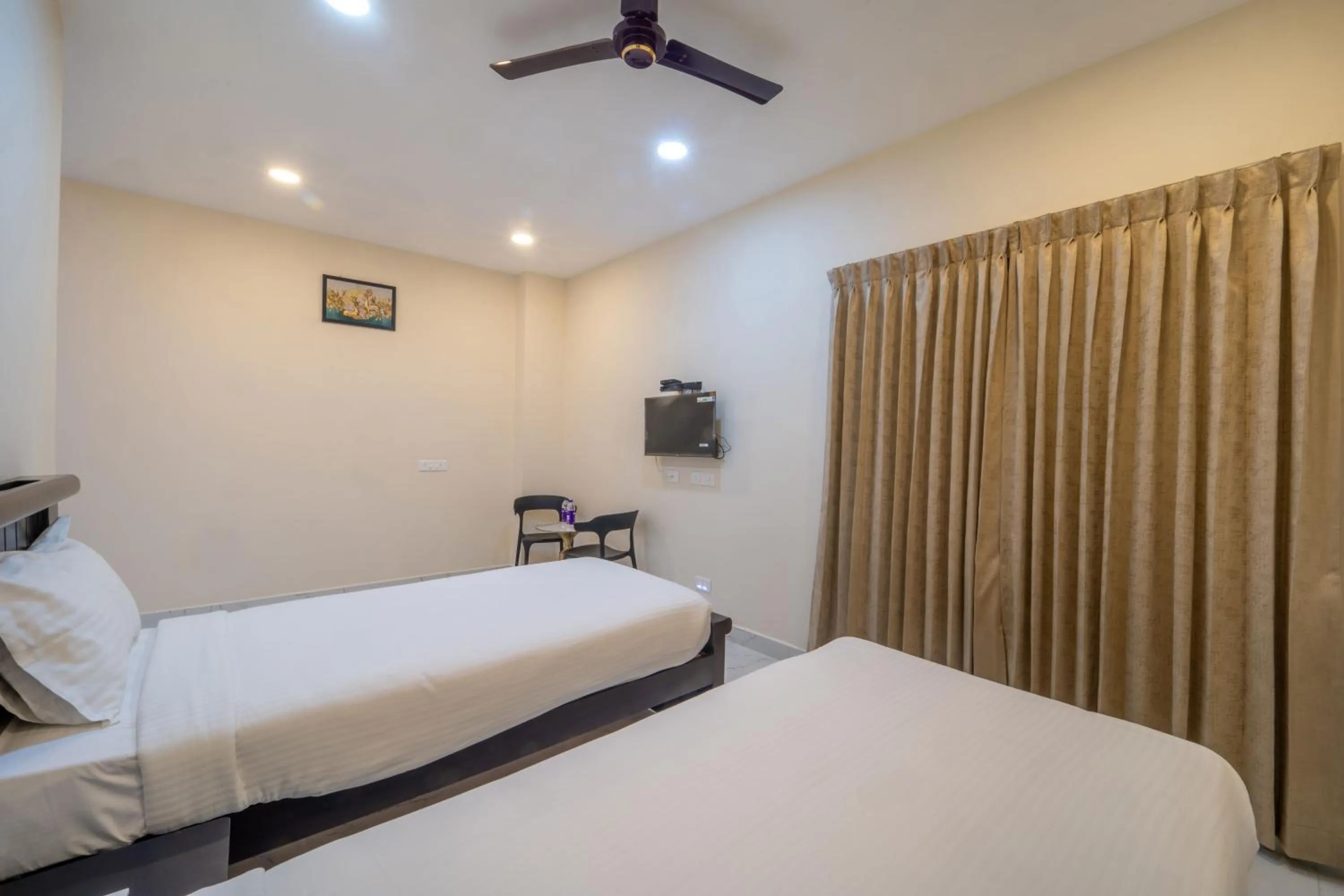 Bed in VR Paradise - Near SIPCOT Chennai OMR