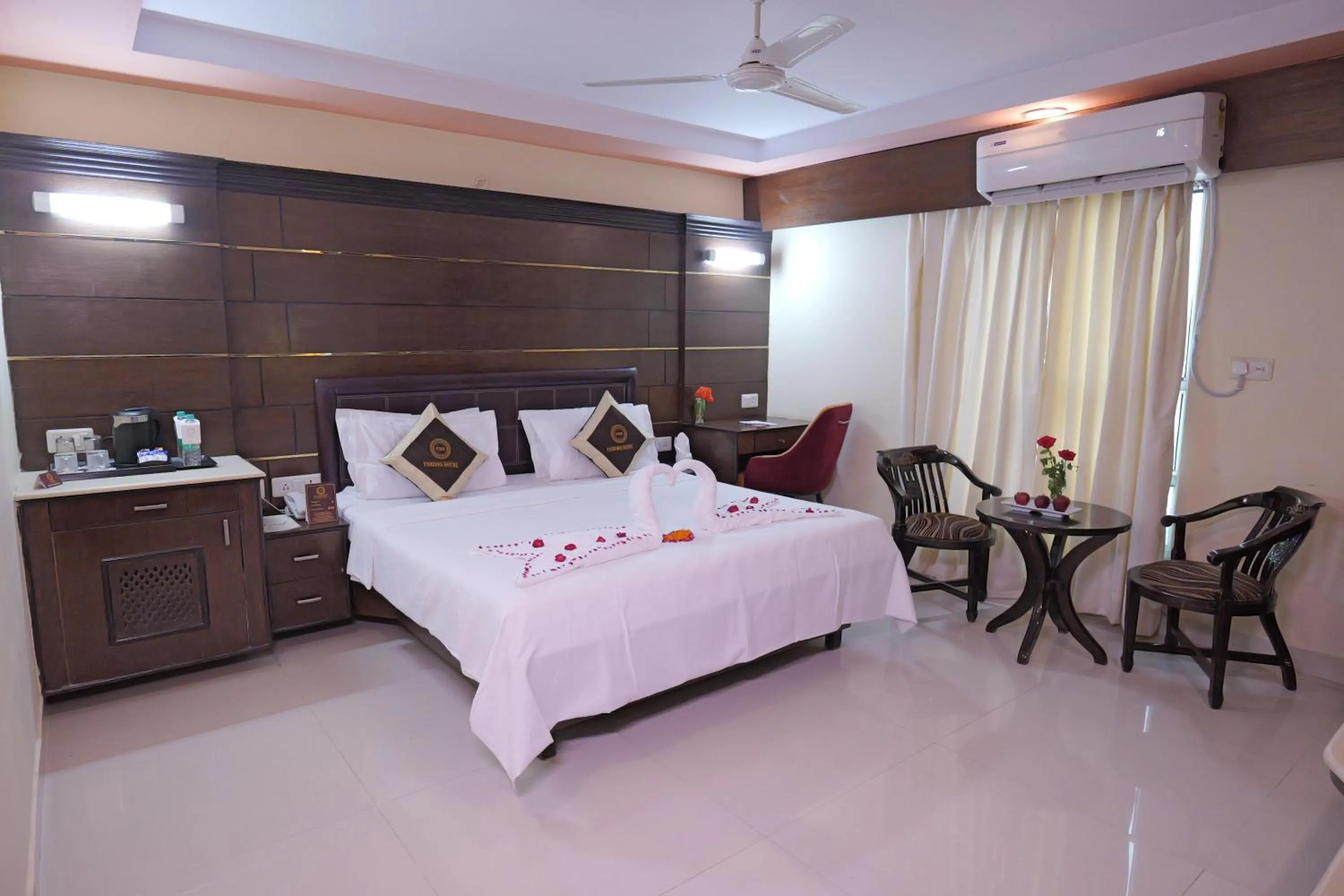 Bedroom, Bed in Foxoso Taj View Hotel