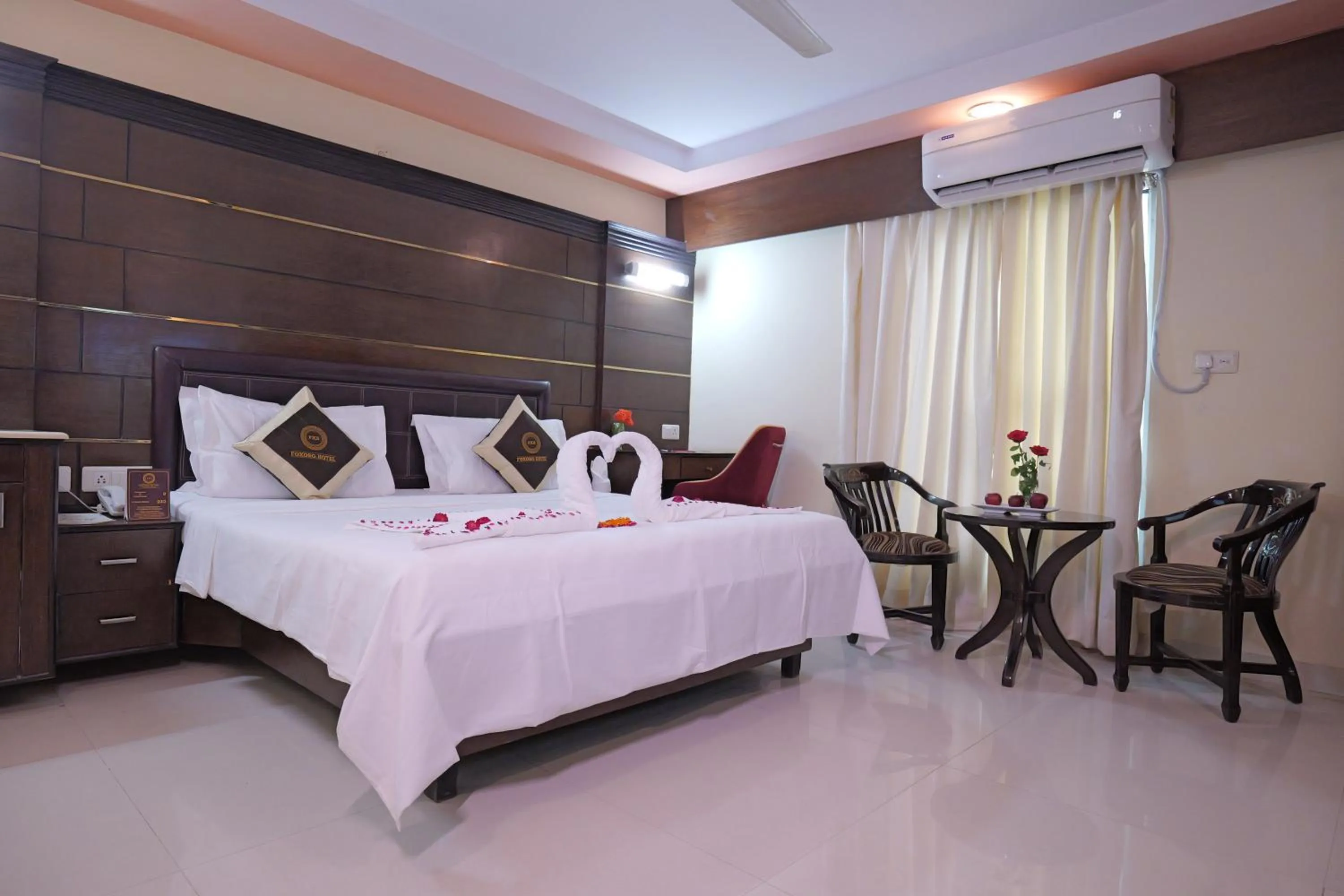 Bedroom, Bed in Foxoso Taj View Hotel