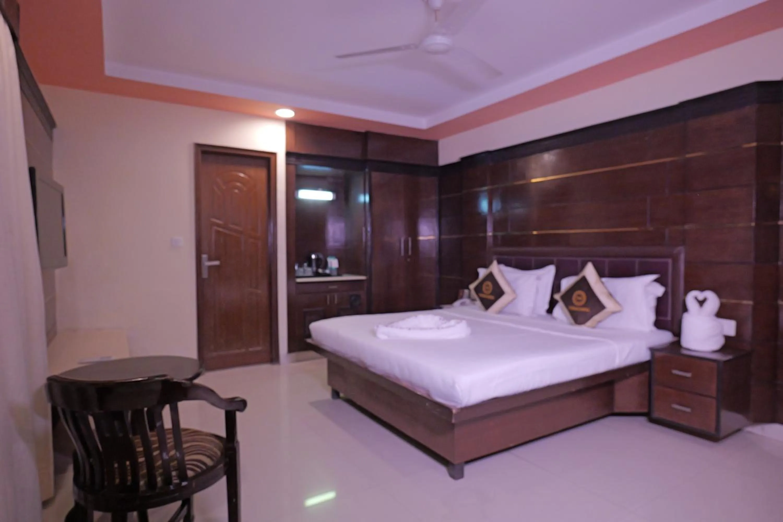 Bedroom, Bed in Foxoso Taj View Hotel