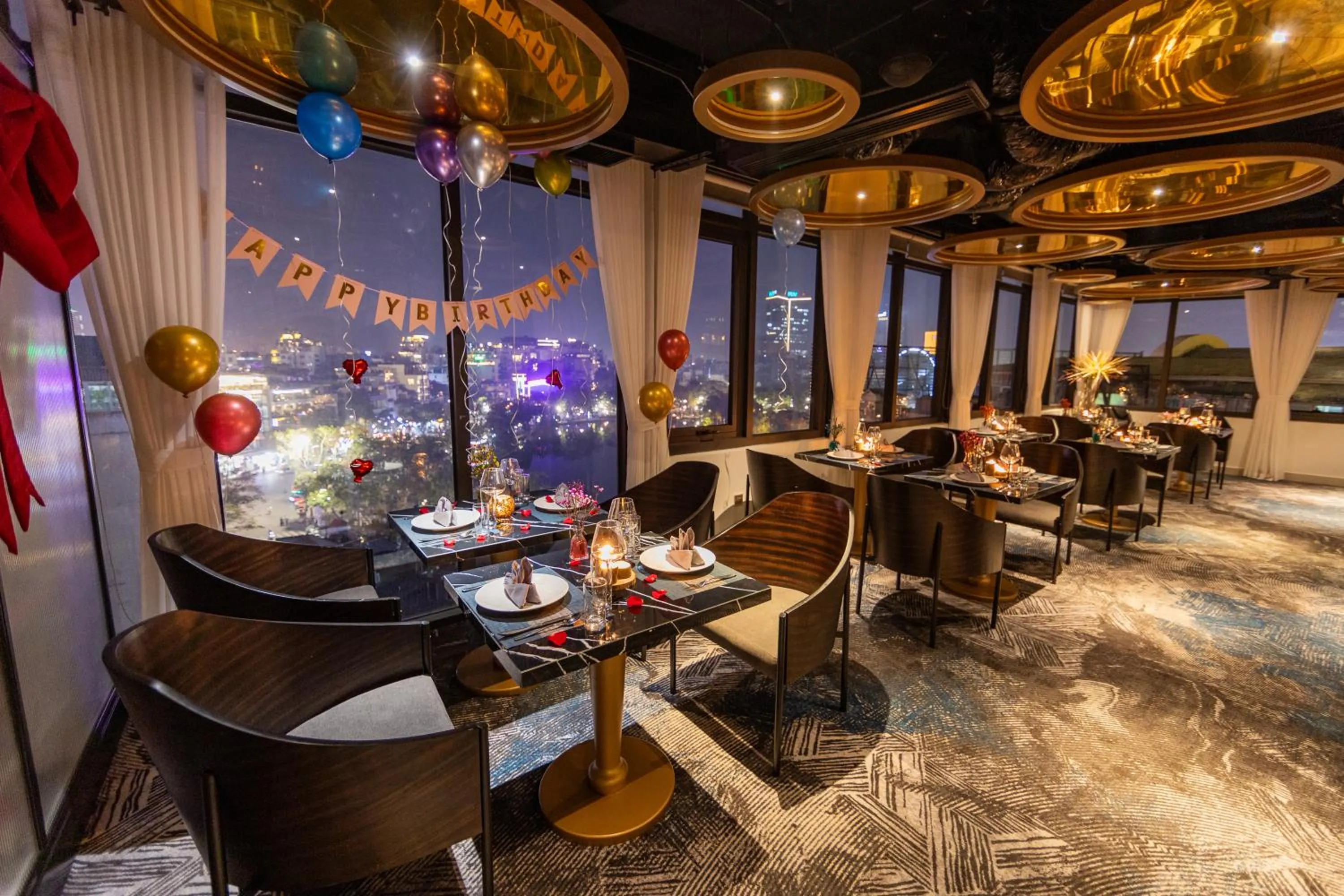 Restaurant/places to eat in Le Premier Hotel & Rooftop Bar