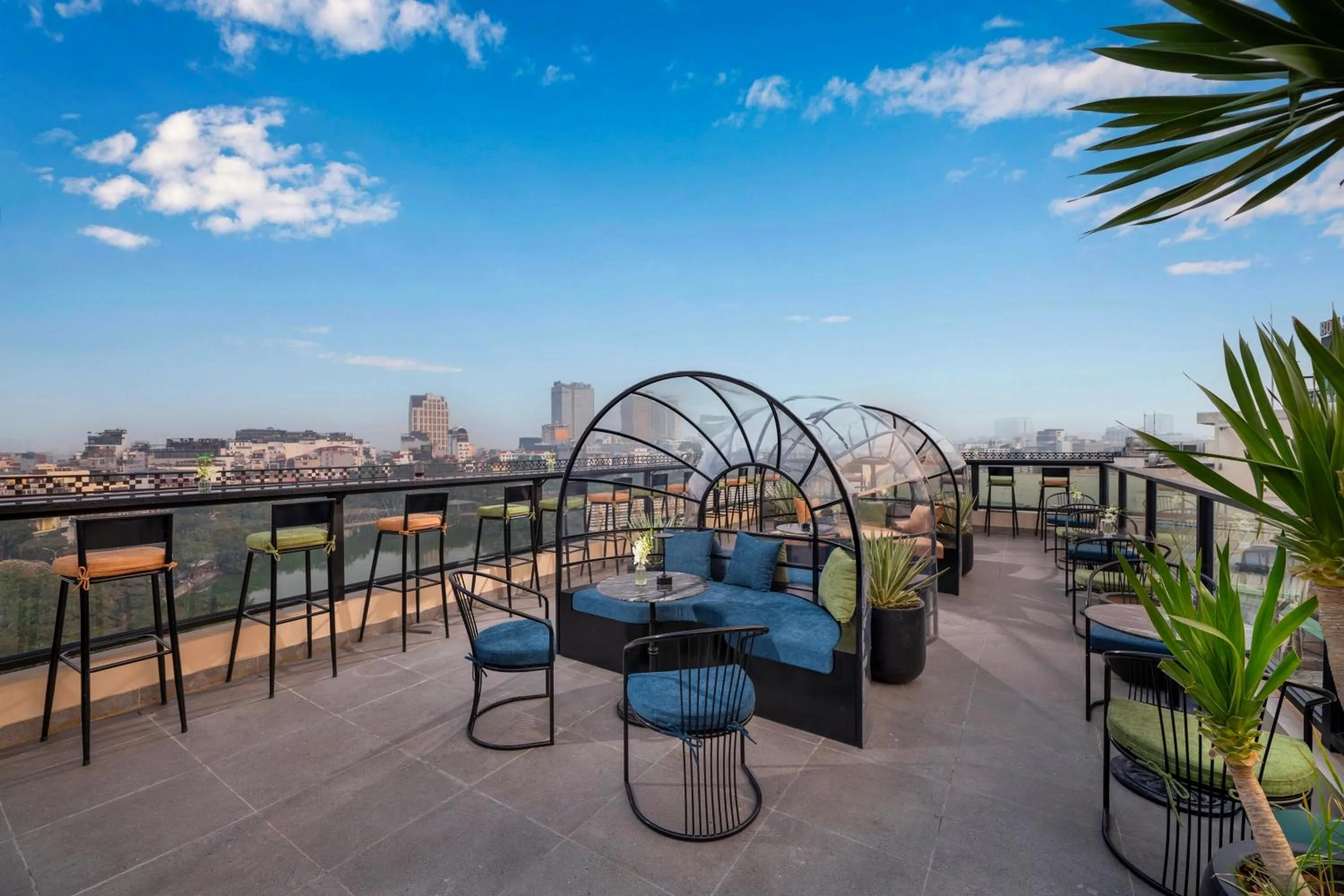 Lounge or bar in Le Premier Hotel & Rooftop Bar