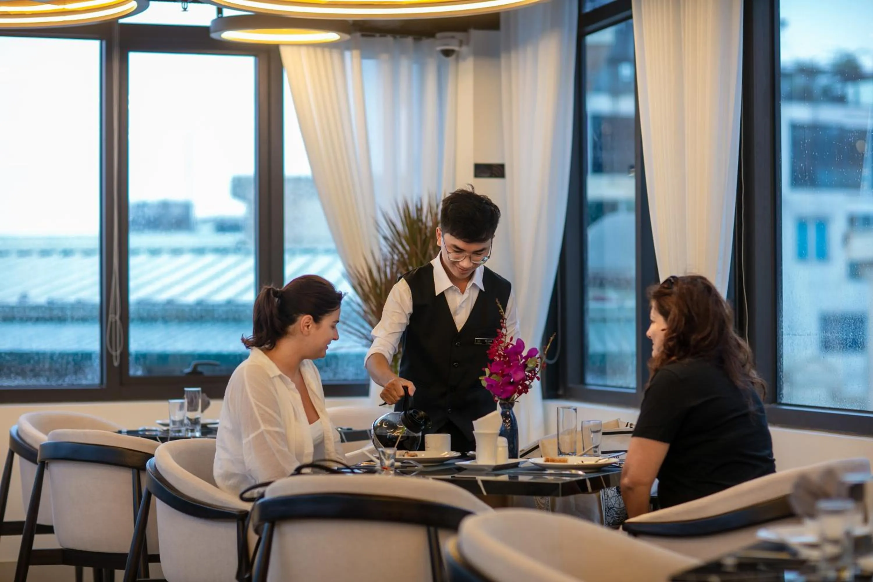 Restaurant/places to eat in Le Premier Hotel & Rooftop Bar