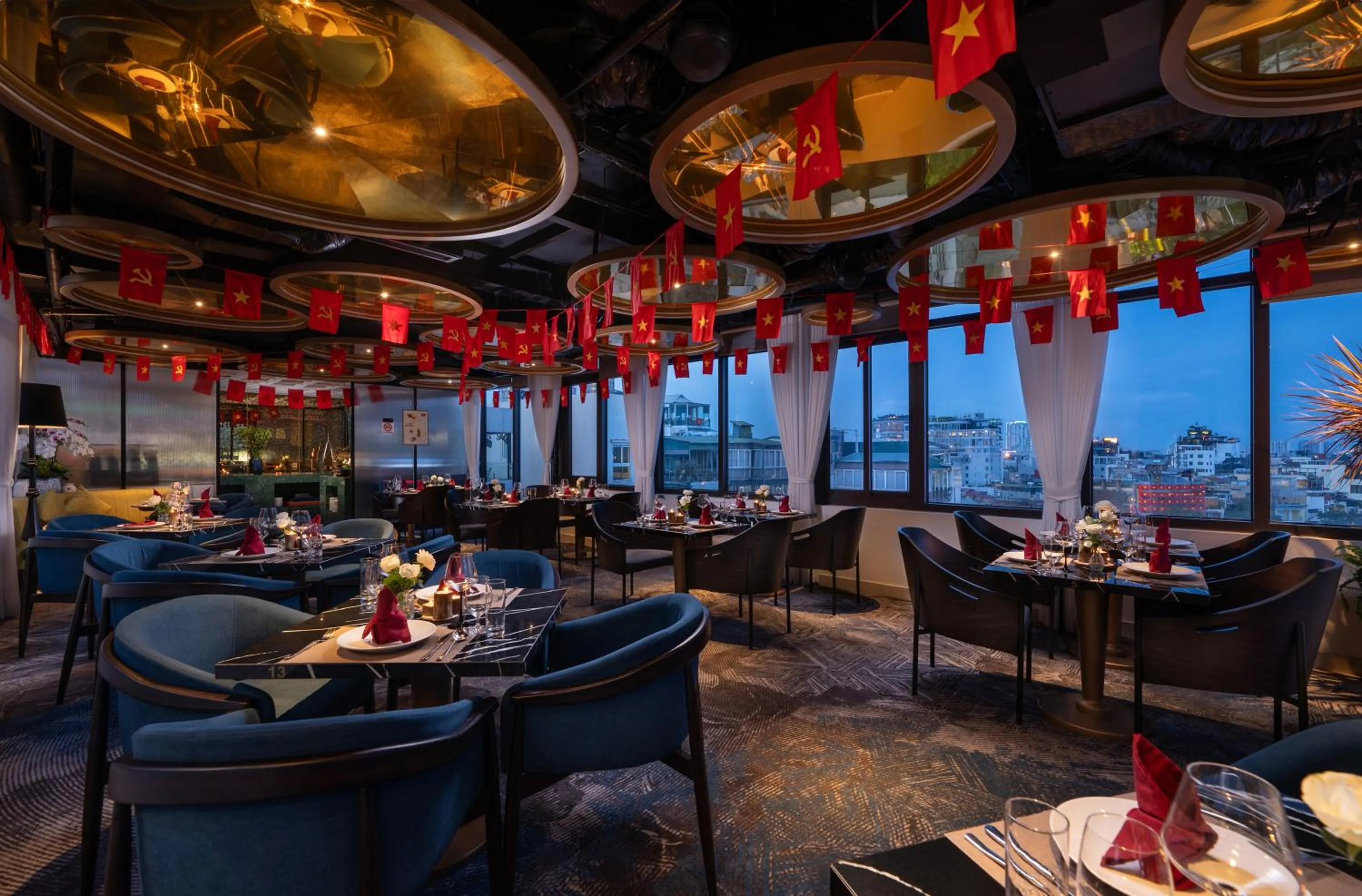 Restaurant/places to eat in Le Premier Hotel & Rooftop Bar