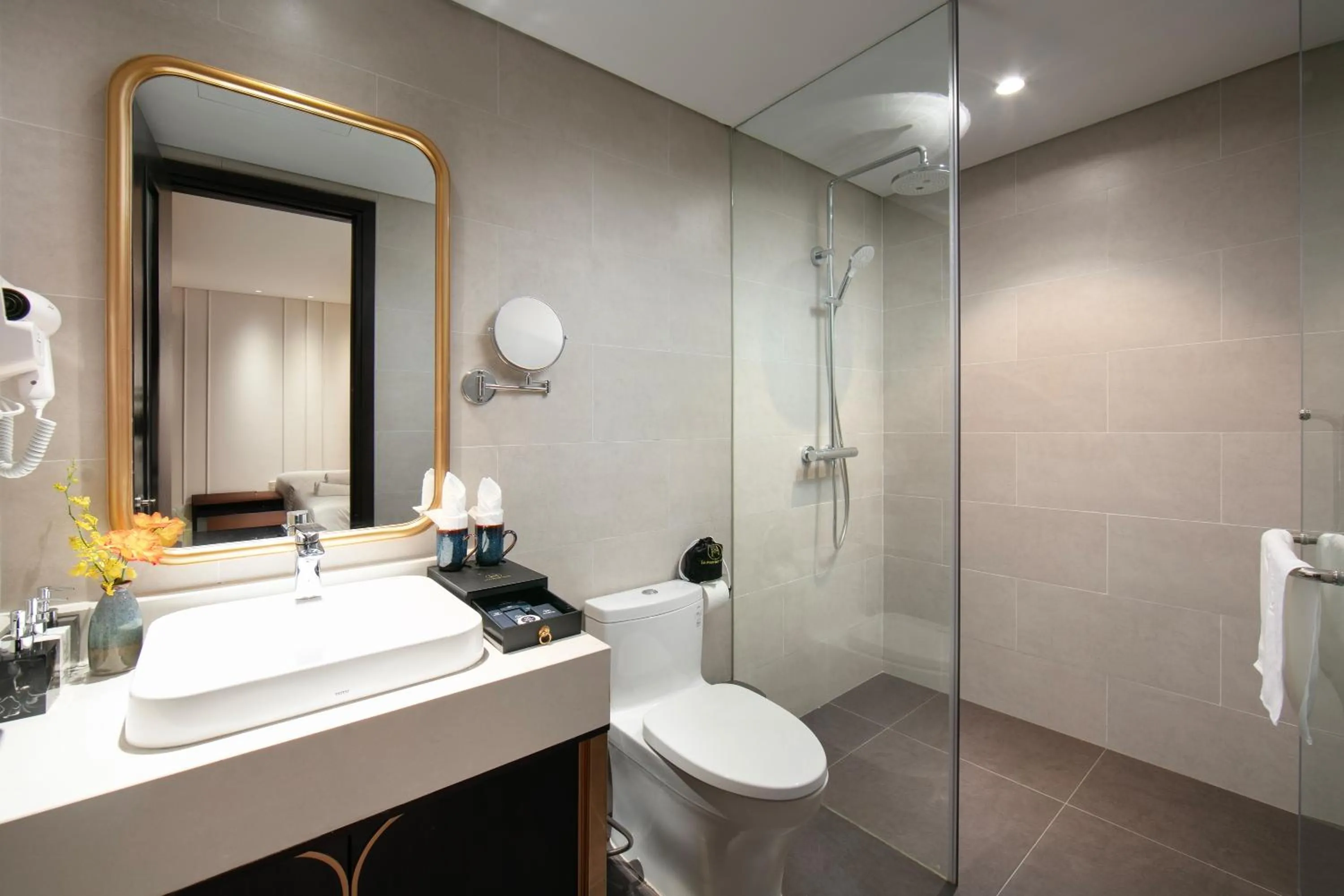 Shower in Le Premier Hotel & Rooftop Bar