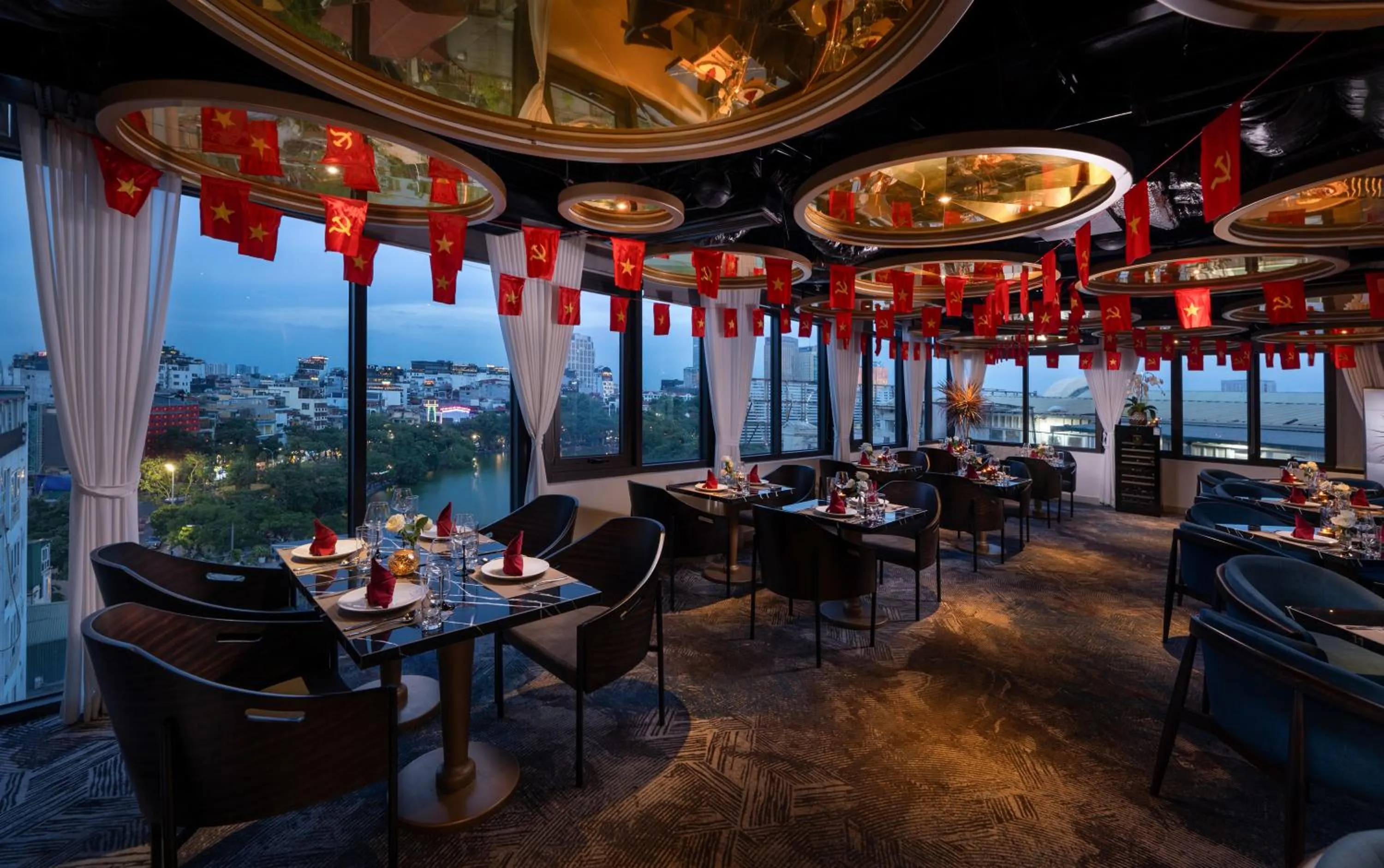 Restaurant/places to eat in Le Premier Hotel & Rooftop Bar