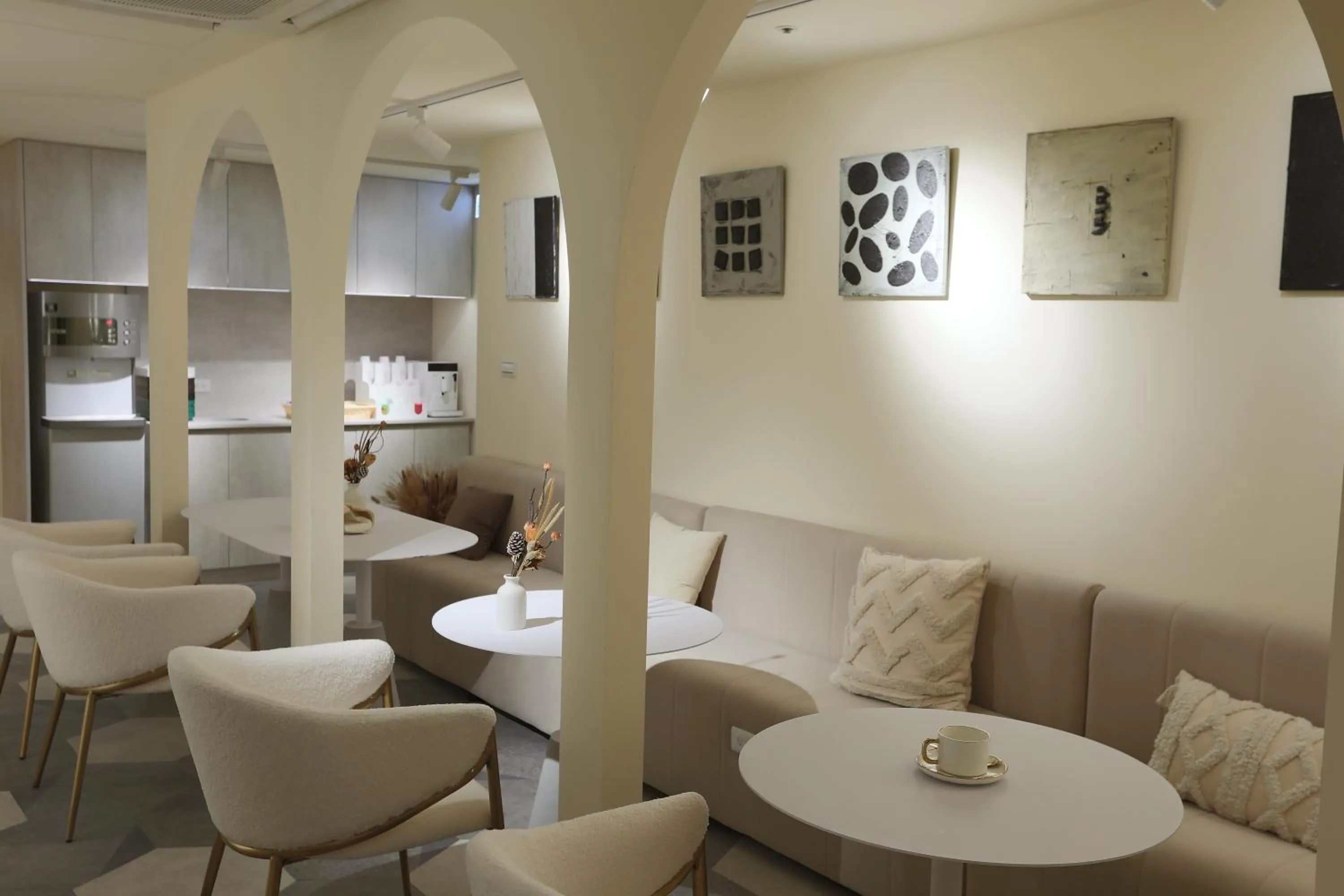 Seating area in Wondertime Taipei Station - Hankou Ladies Hostel