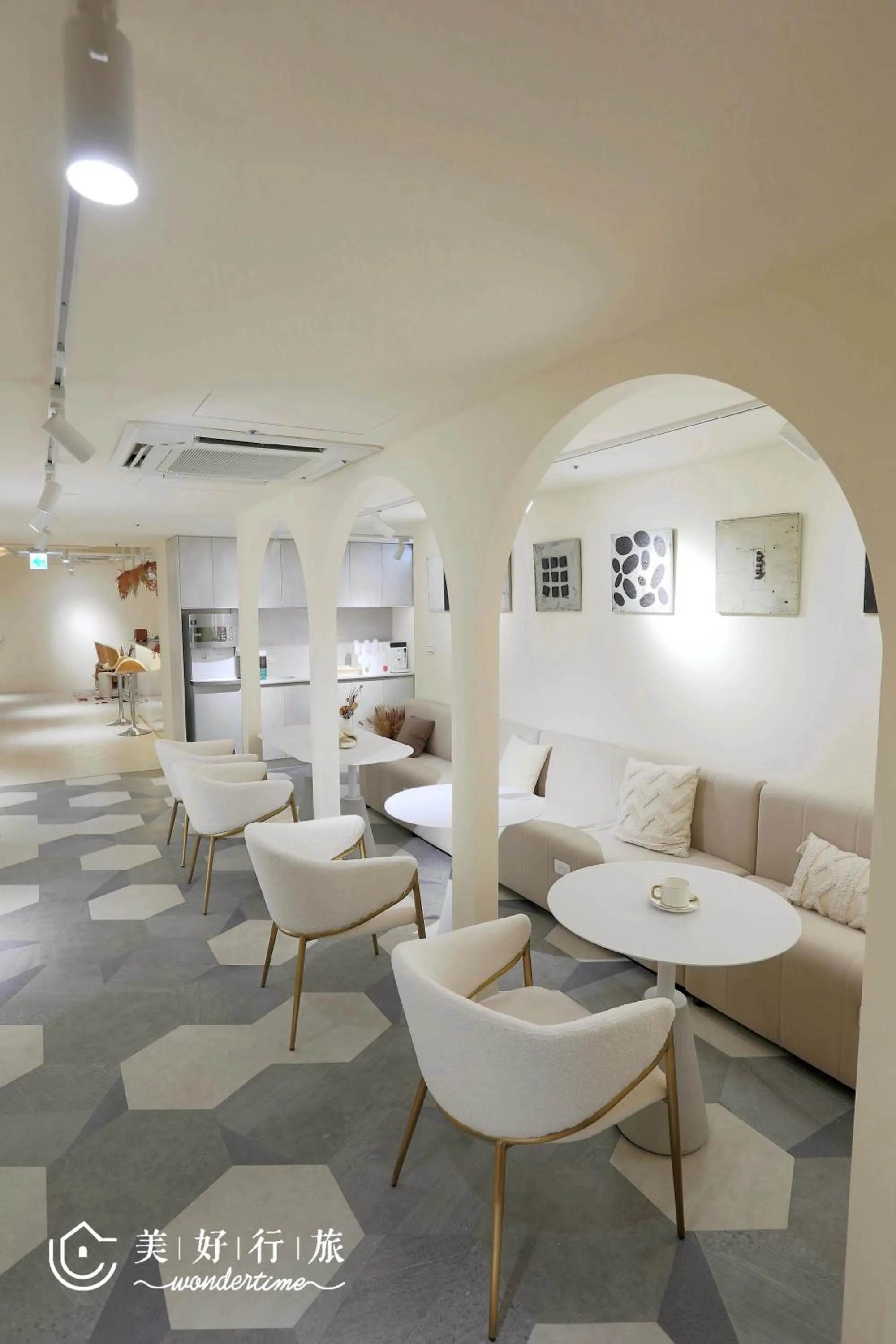 Seating area in Wondertime Taipei Station - Hankou Ladies Hostel