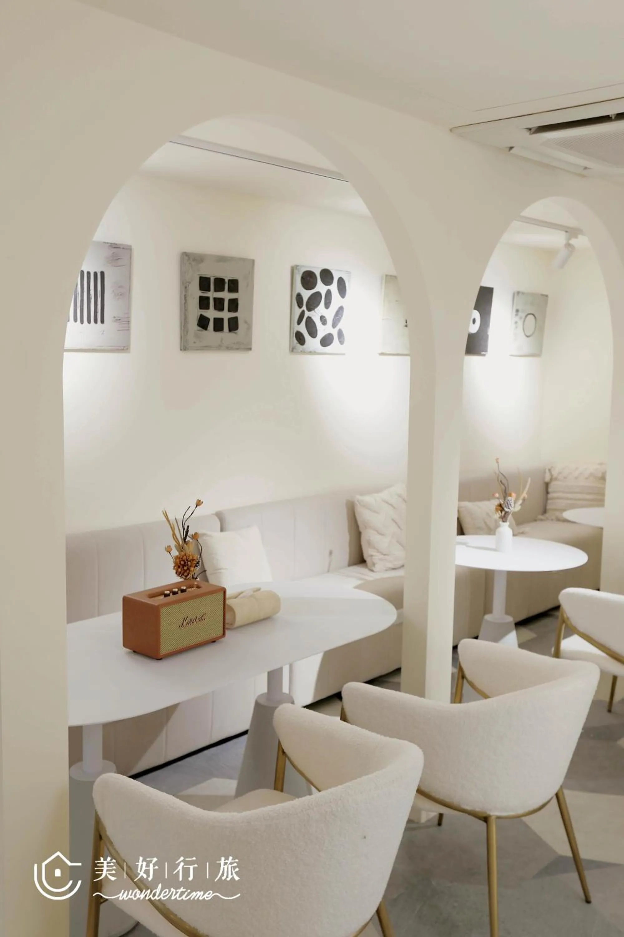 Seating area in Wondertime Taipei Station - Hankou Ladies Hostel