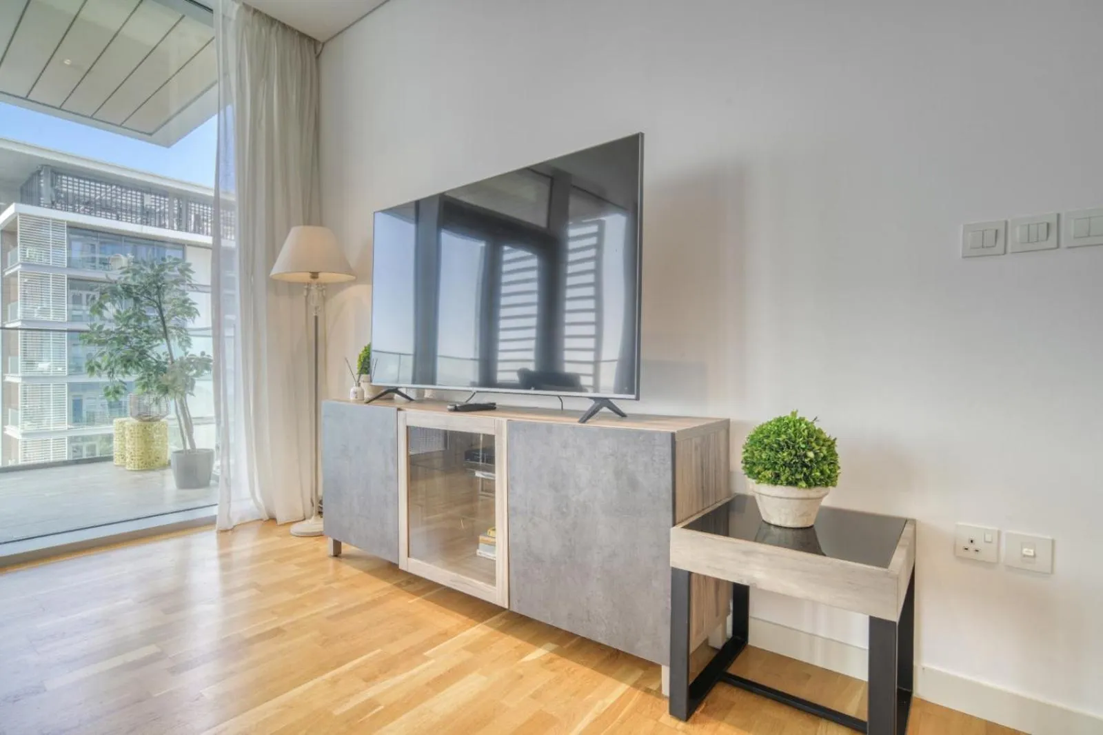 TV and multimedia in Shadow Of The Sun by Lagom