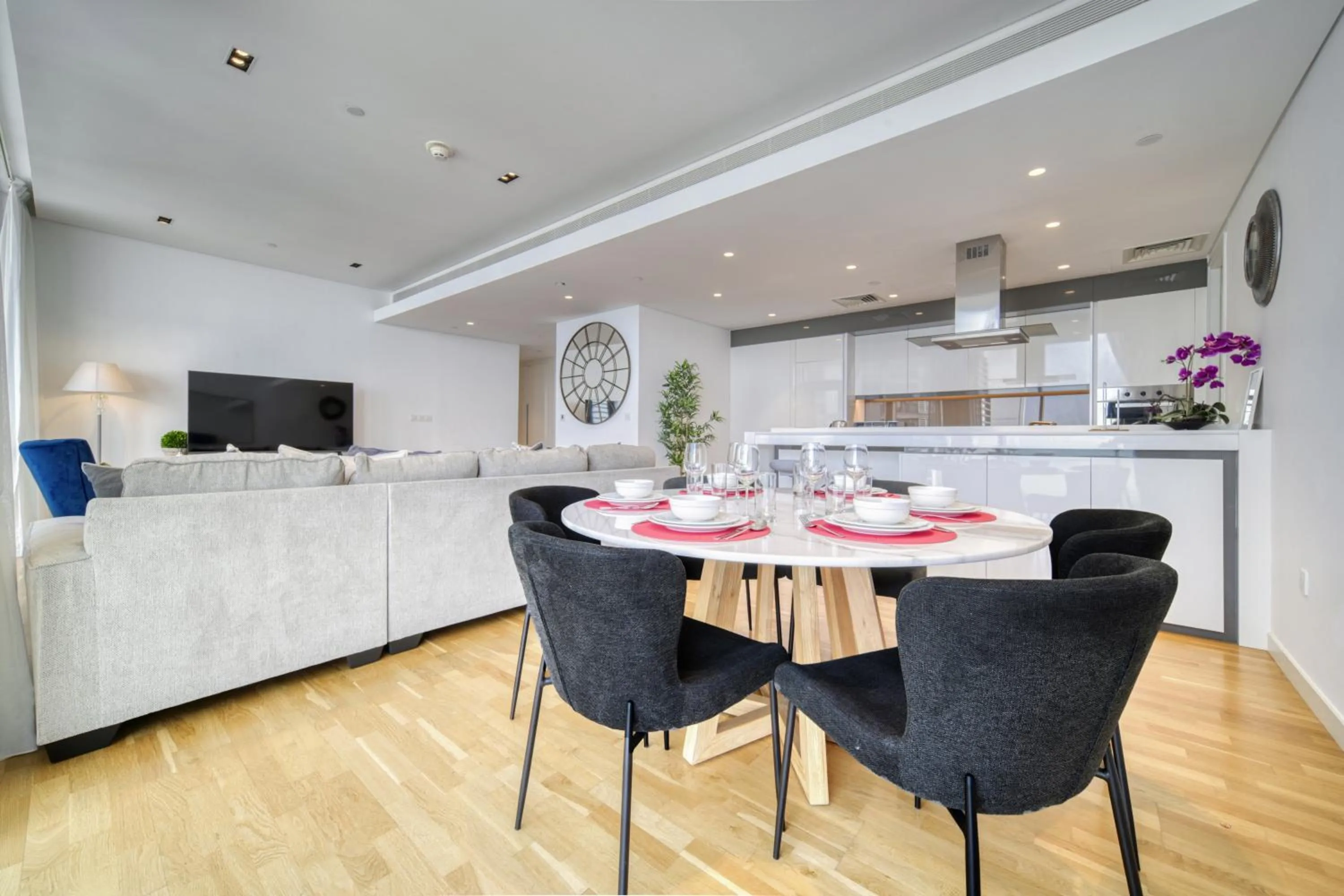 Dining area in Shadow Of The Sun by Lagom