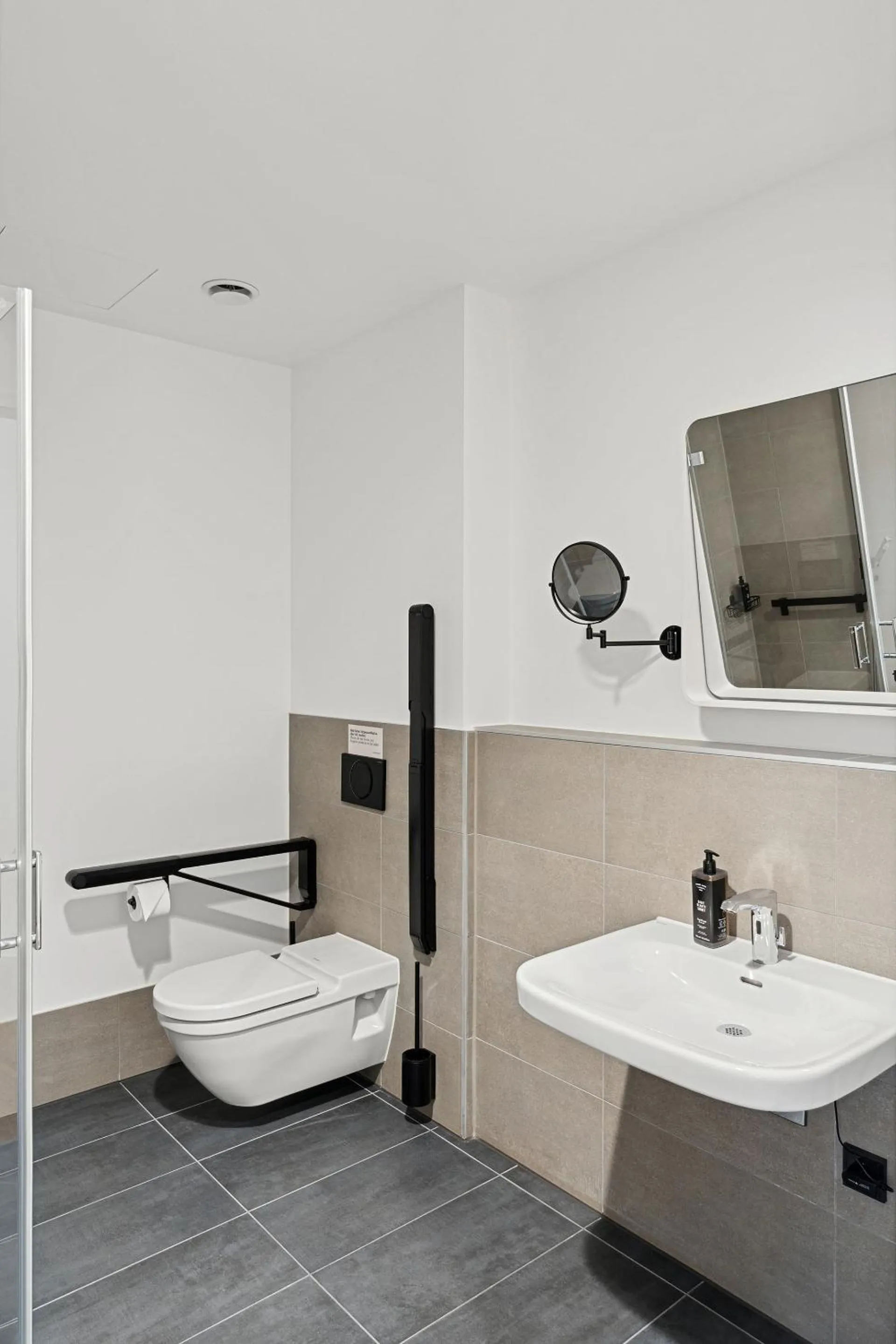 Toilet in Limehome Memmingen Maximilianstraße