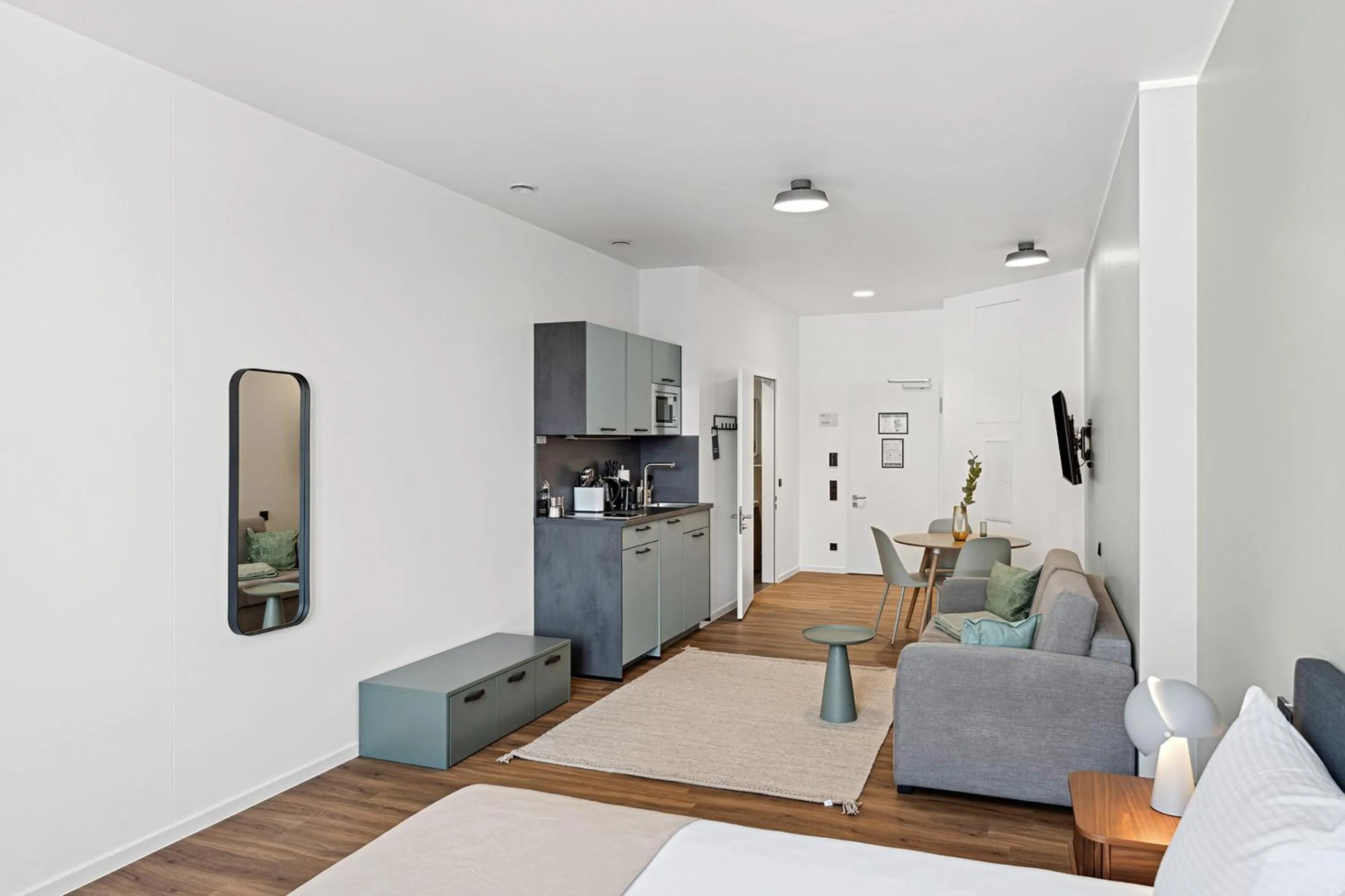 TV and multimedia, Bed in Limehome Memmingen Maximilianstraße