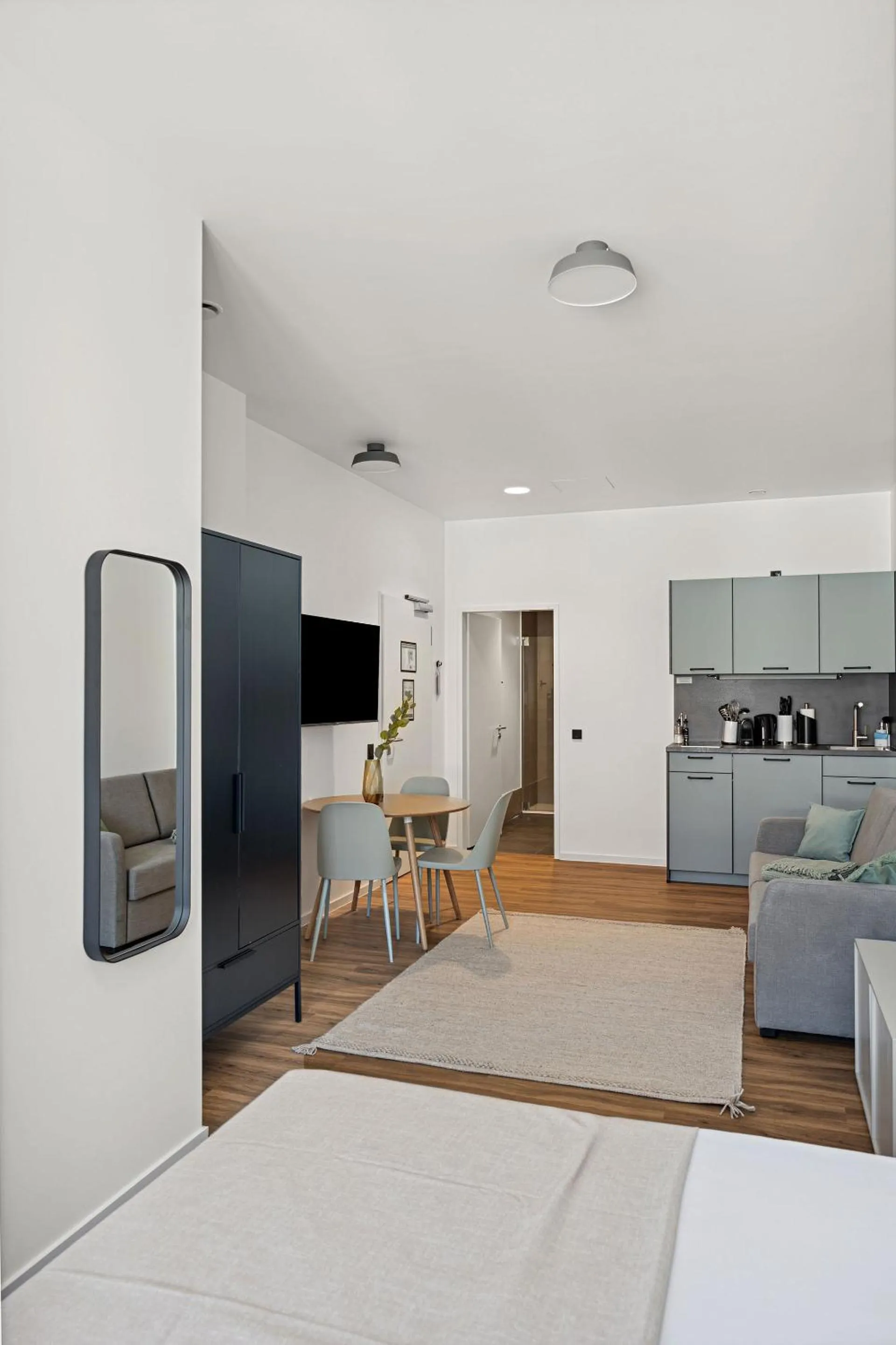 TV and multimedia, Bed in Limehome Memmingen Maximilianstraße