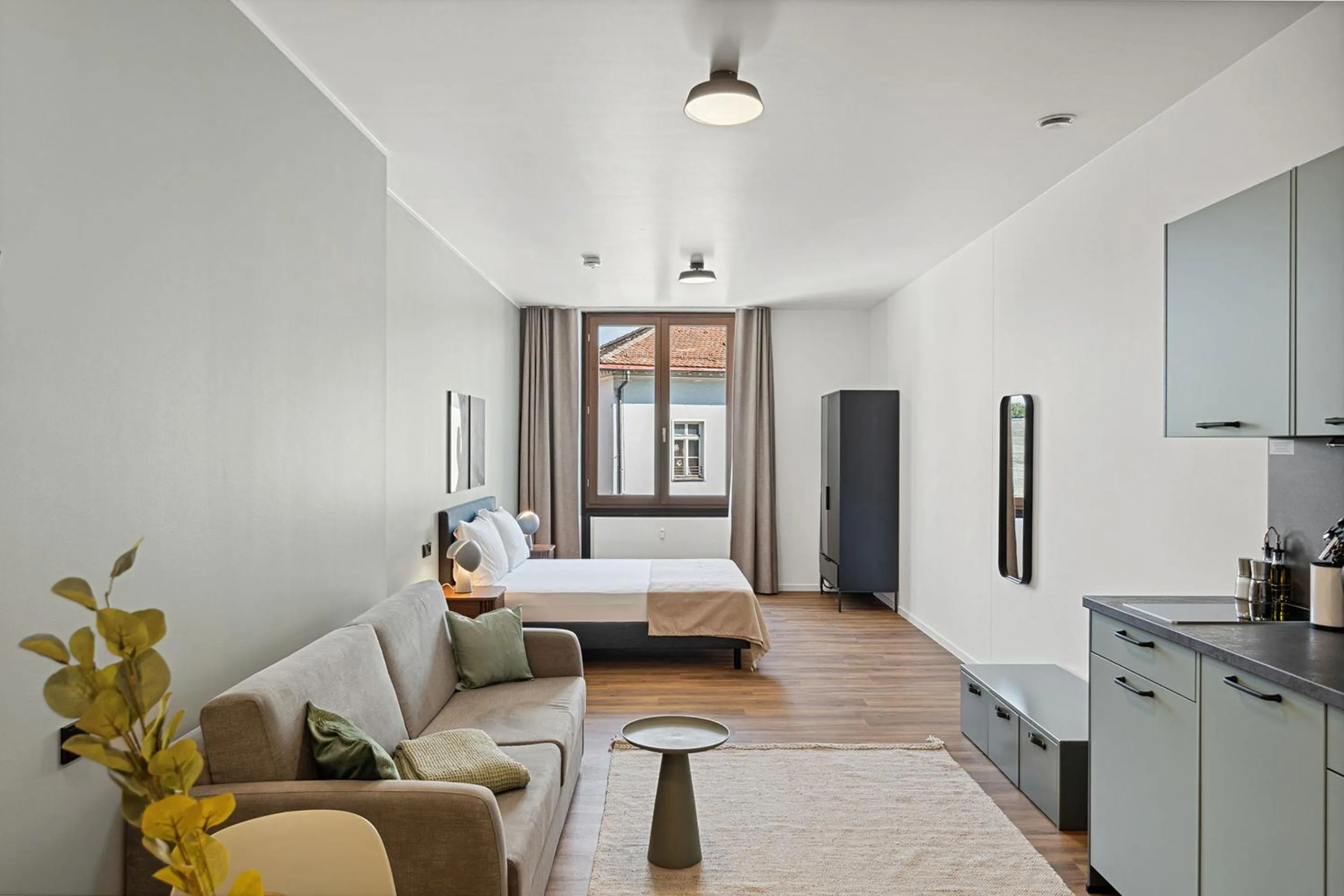 Kitchen or kitchenette, Bed in Limehome Memmingen Maximilianstraße