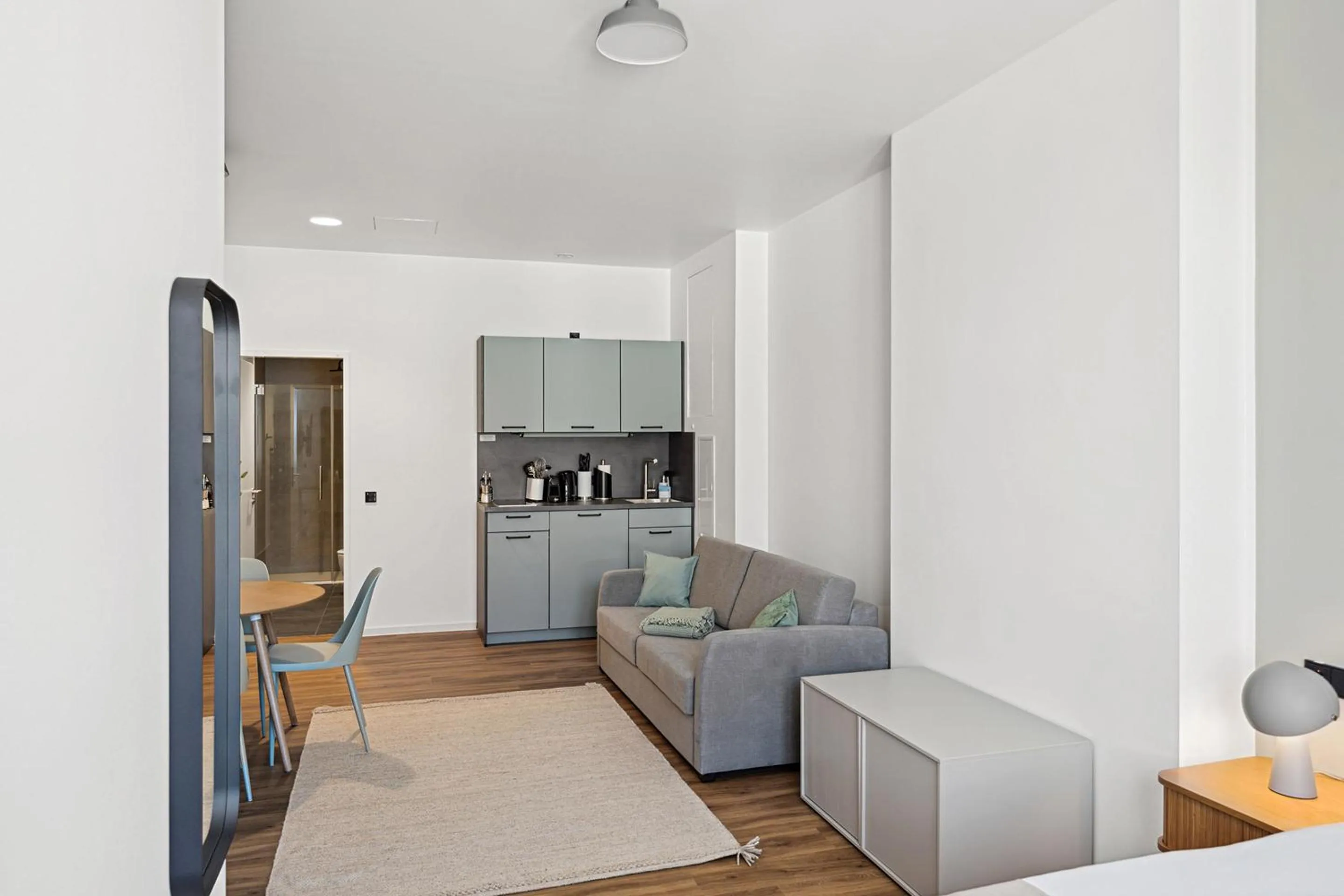 Kitchen or kitchenette in Limehome Memmingen Maximilianstraße