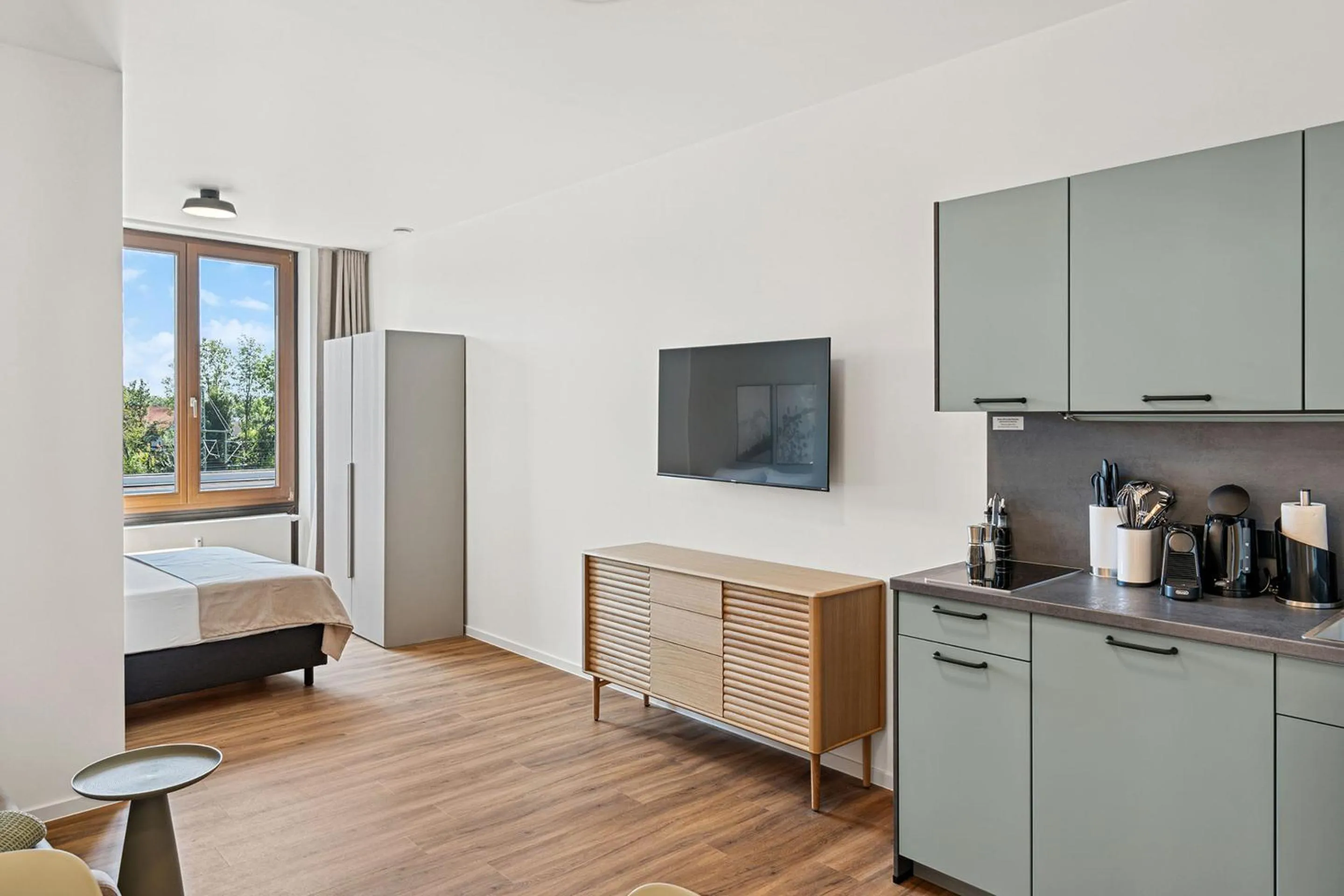 TV and multimedia in Limehome Memmingen Maximilianstraße